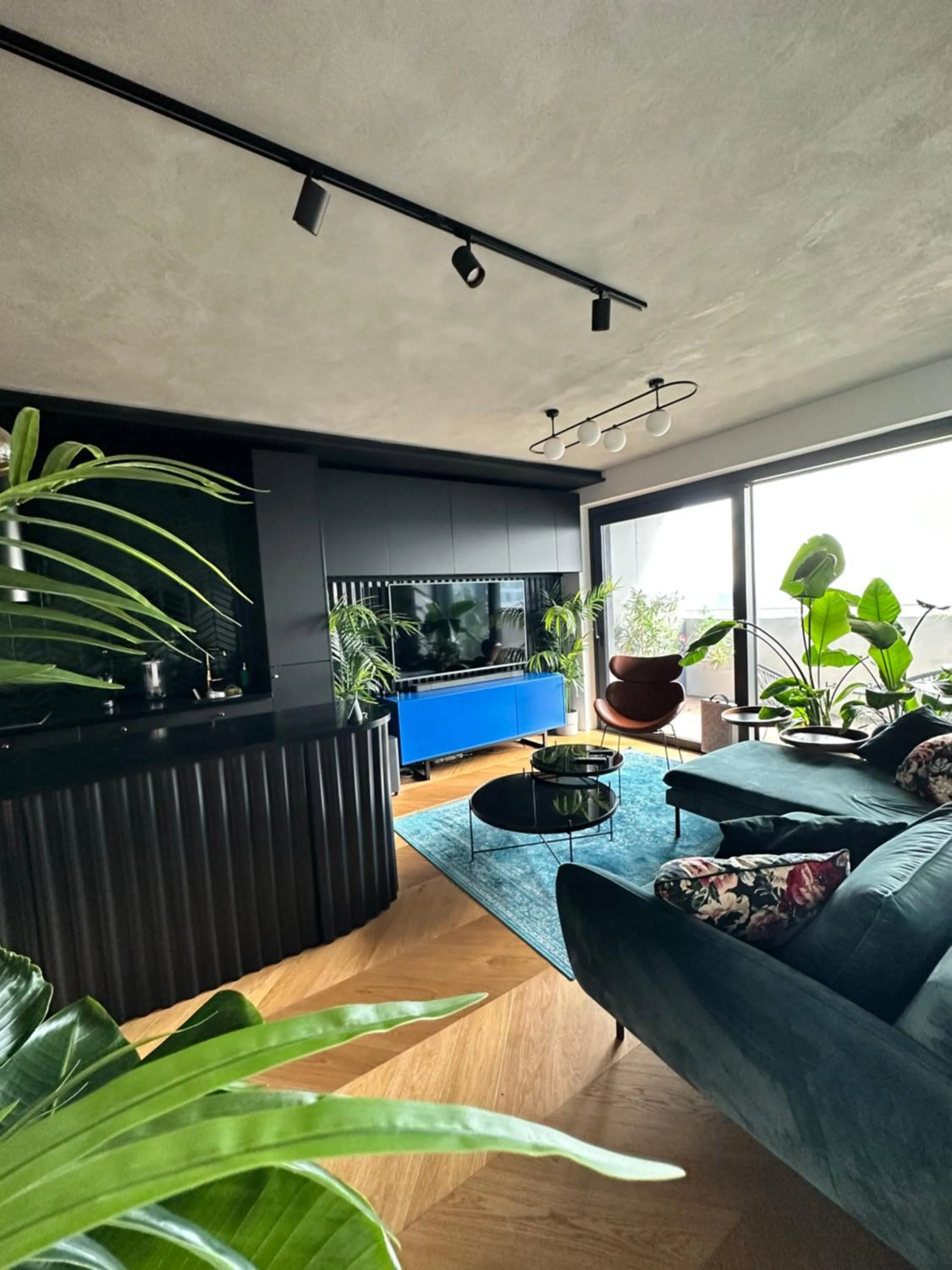Skyline elegance with free parking
