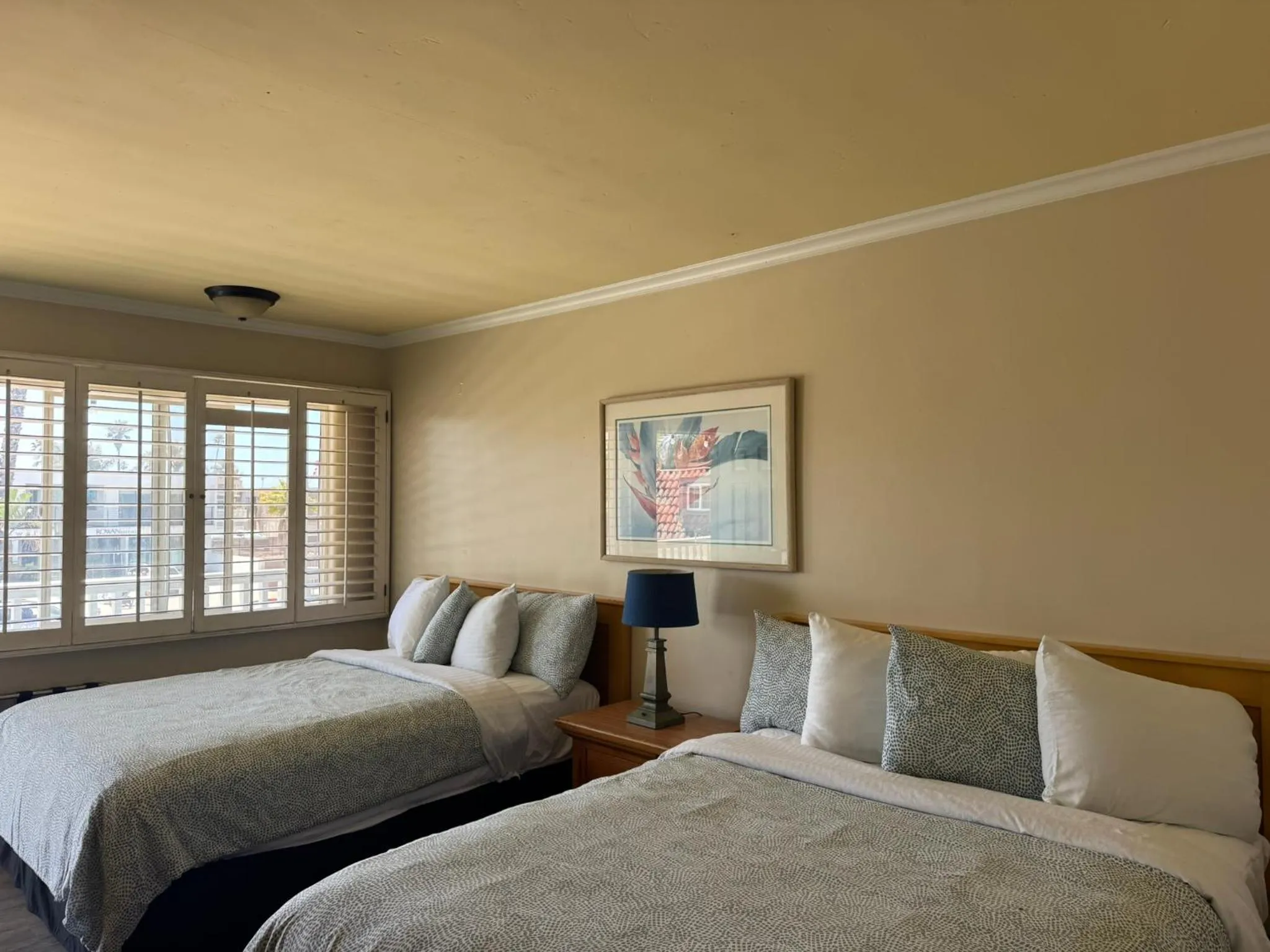 Bed in The Shores Inn