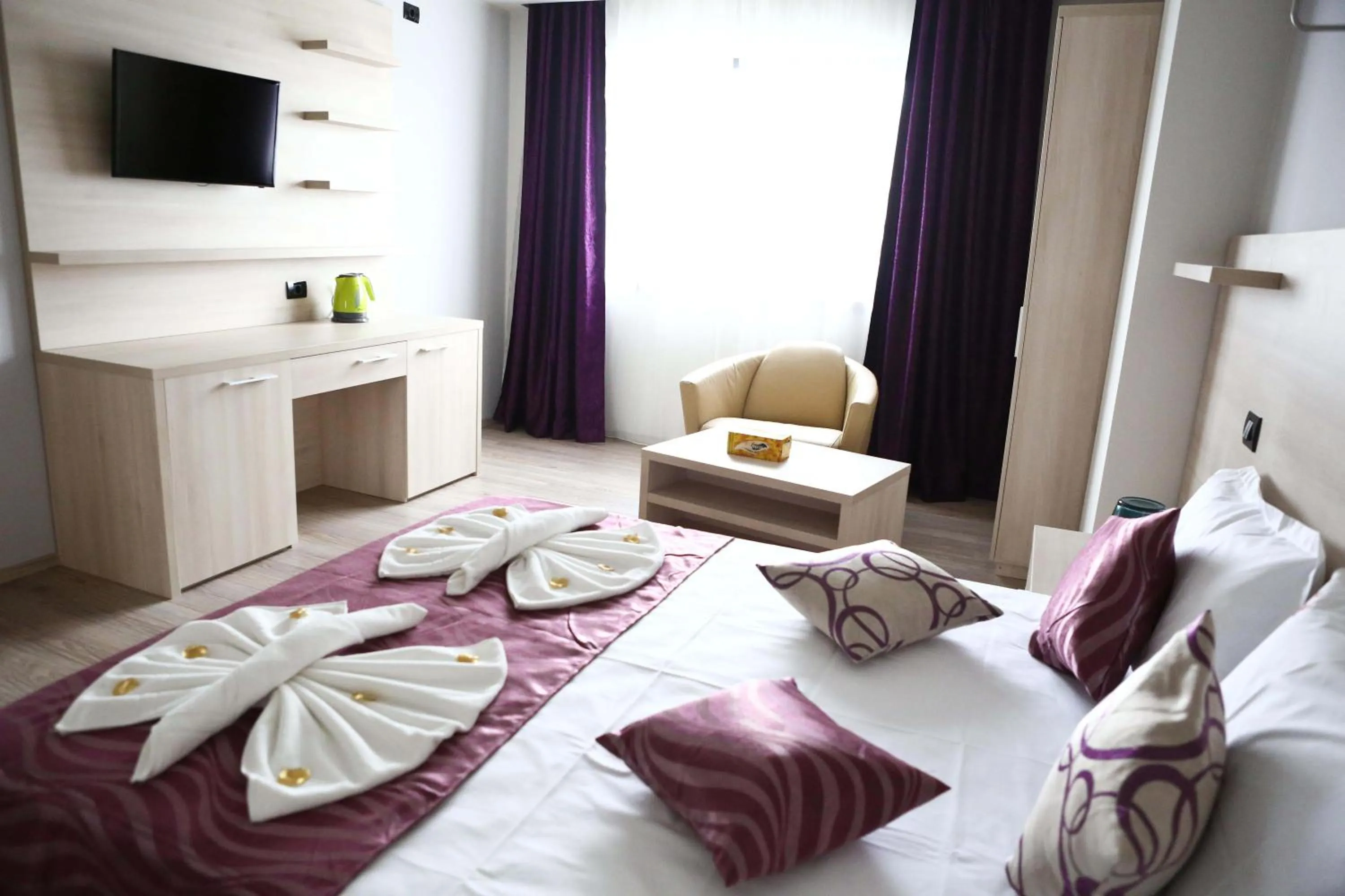 Shower, Bed in Kharisma Hotel