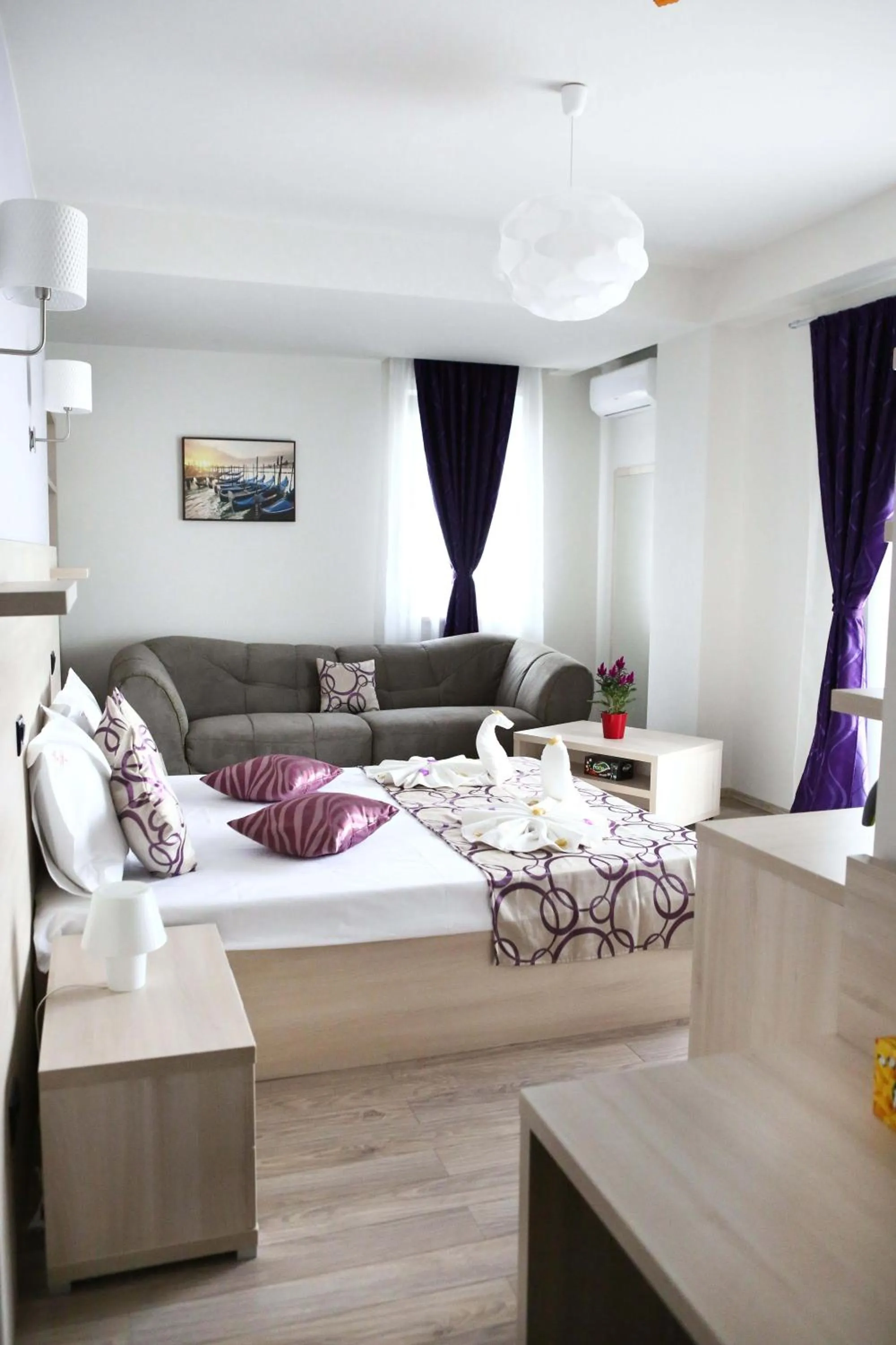 Shower, Bed in Kharisma Hotel