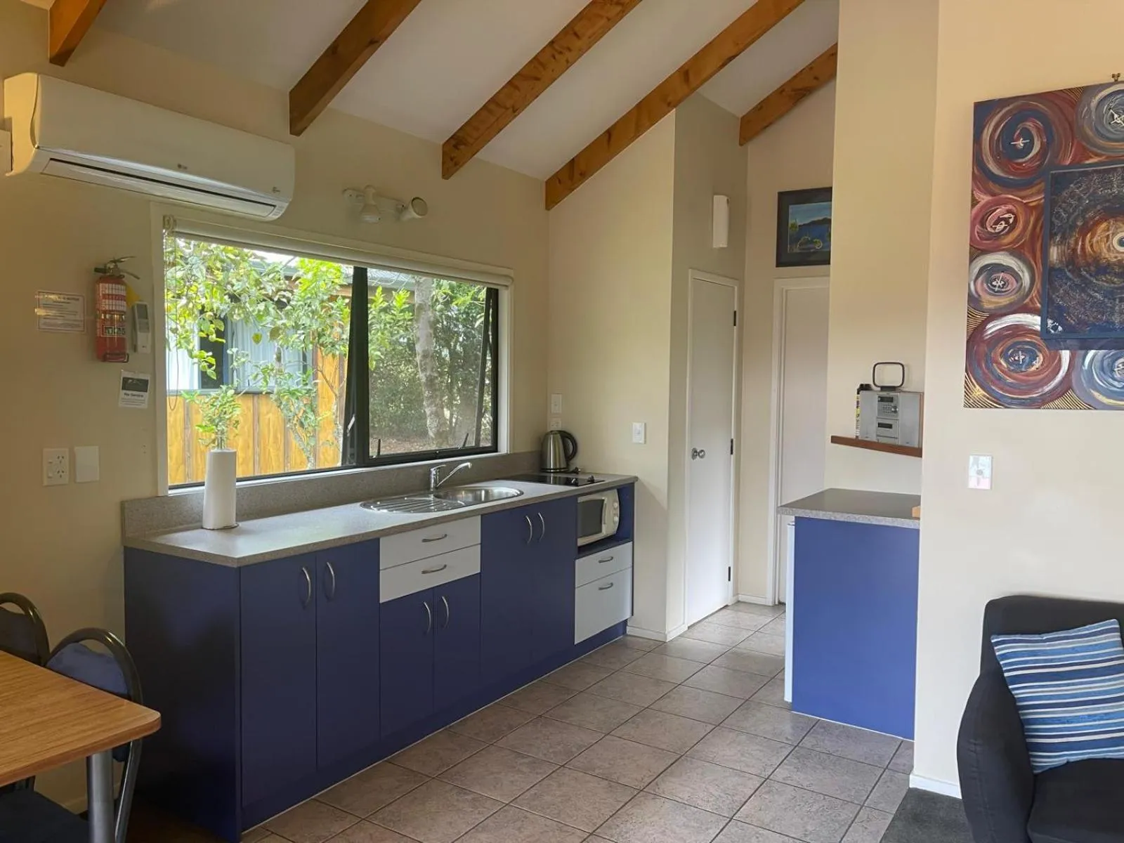 Kitchen or kitchenette in Kerigold Secluded Chalets Motel