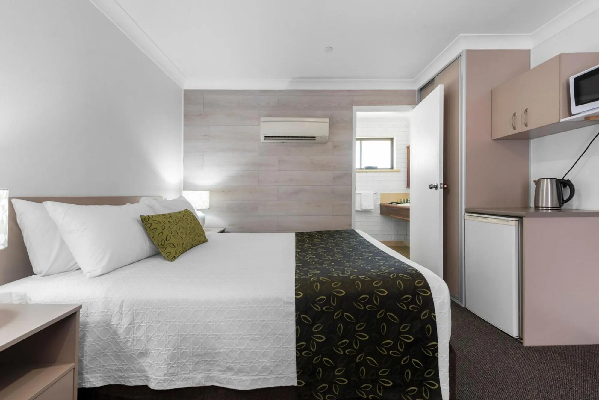 Bedroom, Bed in Bomaderry Motor Inn