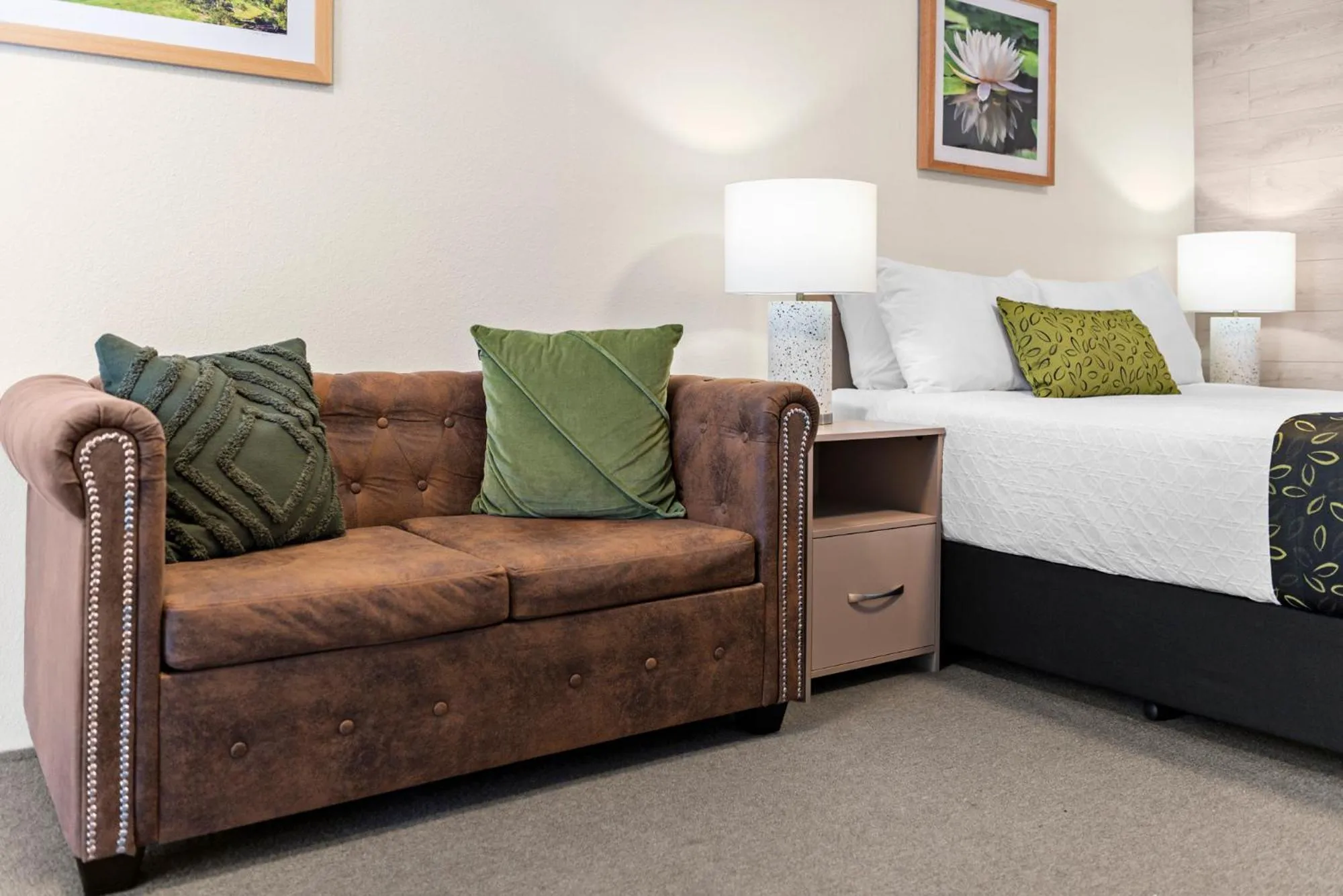 Seating area, Bed in Bomaderry Motor Inn