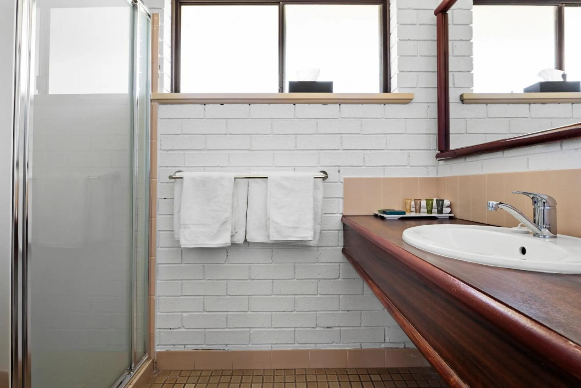 Bathroom in Bomaderry Motor Inn