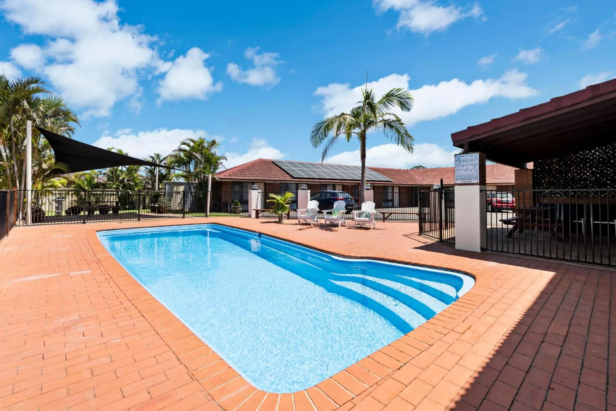 Swimming pool in Bomaderry Motor Inn