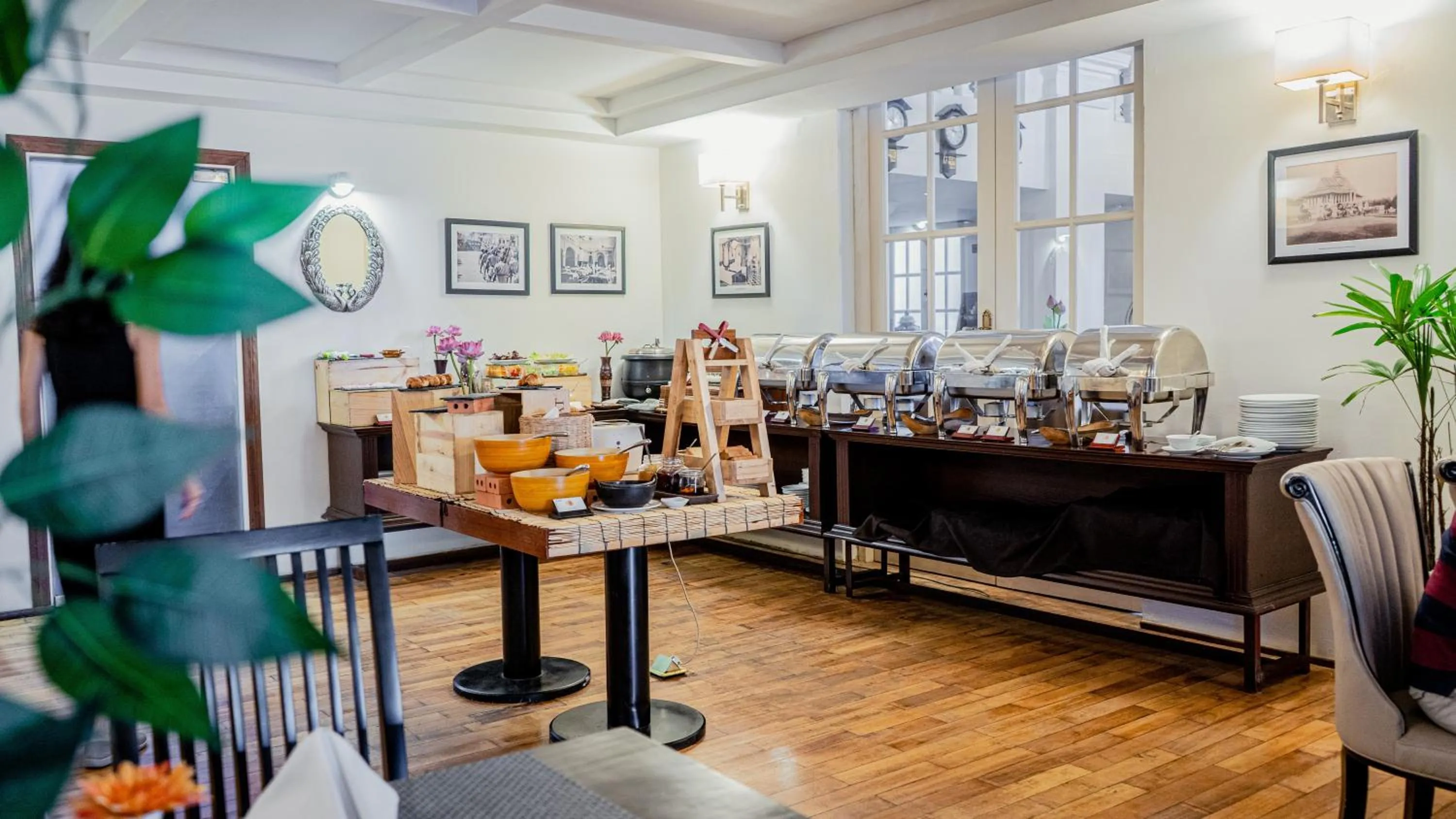 Restaurant/places to eat in Palace Gate Hotel & Residence by EHM