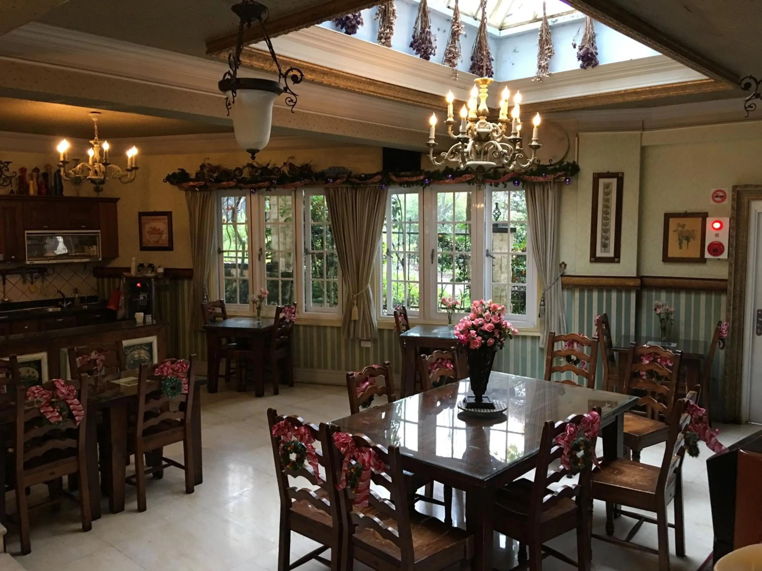 Restaurant/places to eat in Shangrila Music Villa