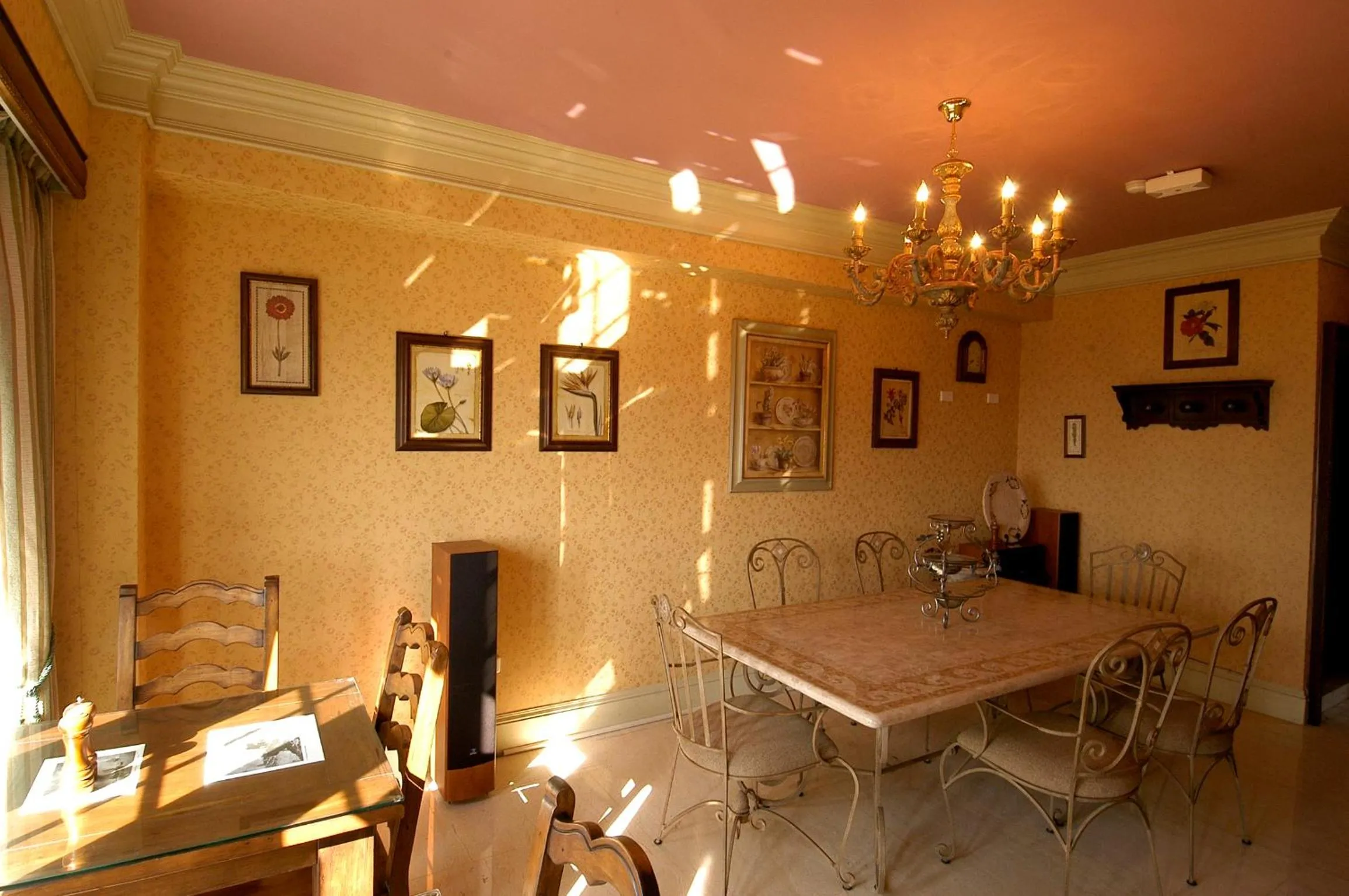 Restaurant/places to eat in Shangrila Music Villa