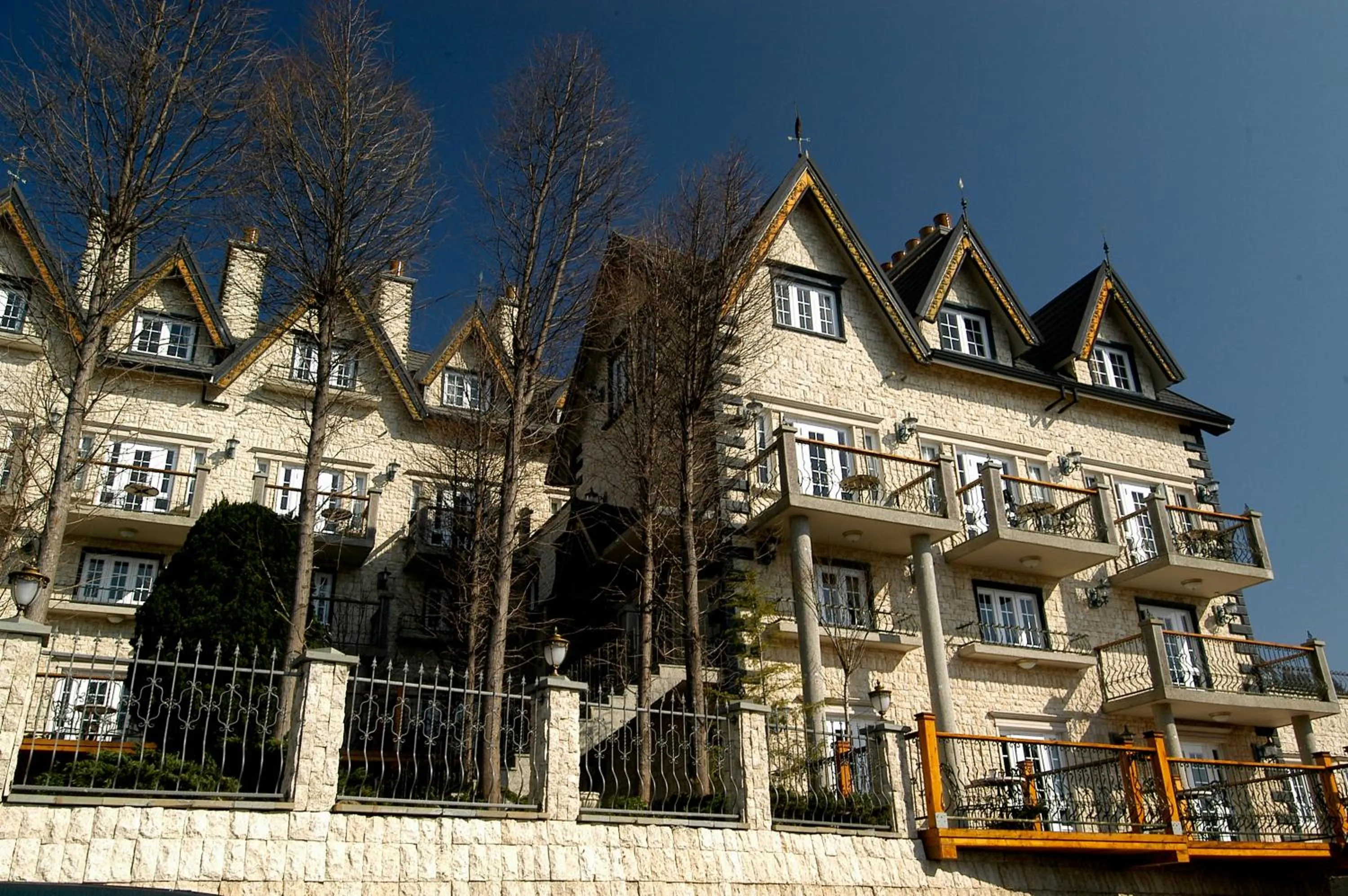 Facade/entrance in Shangrila Music Villa
