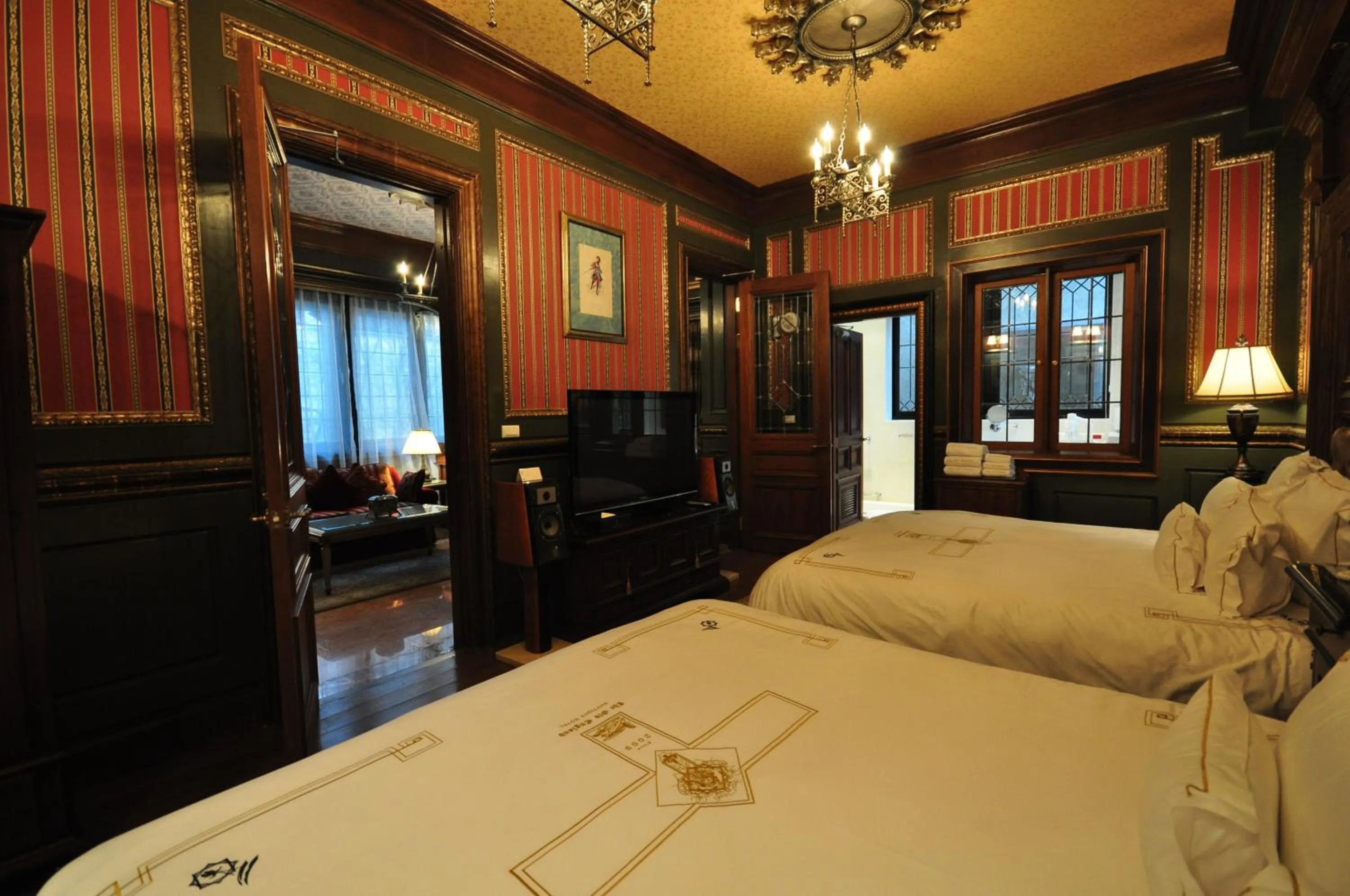 Photo of the whole room, Bed in The Old England Manor