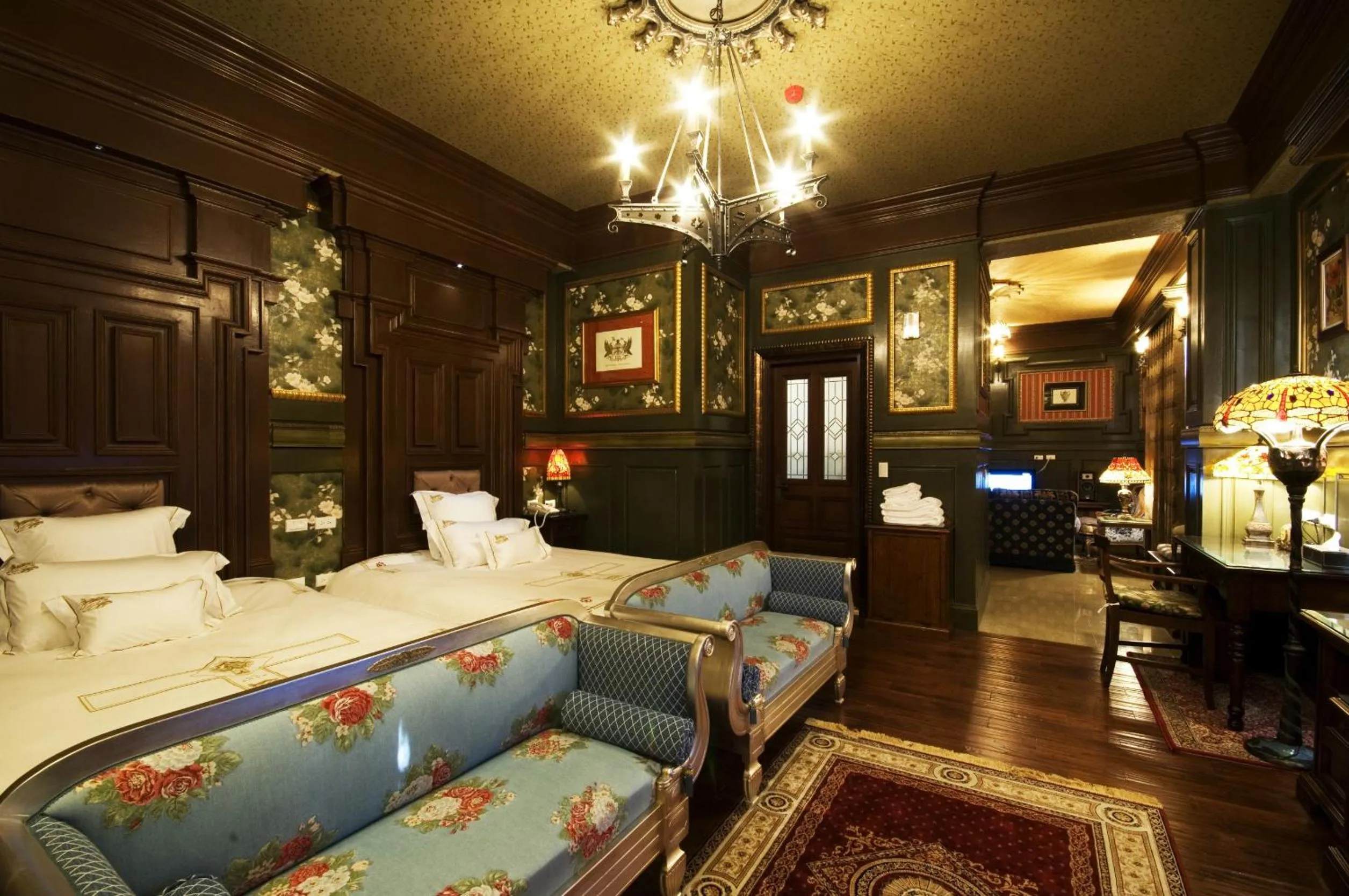 Bed in The Old England Manor