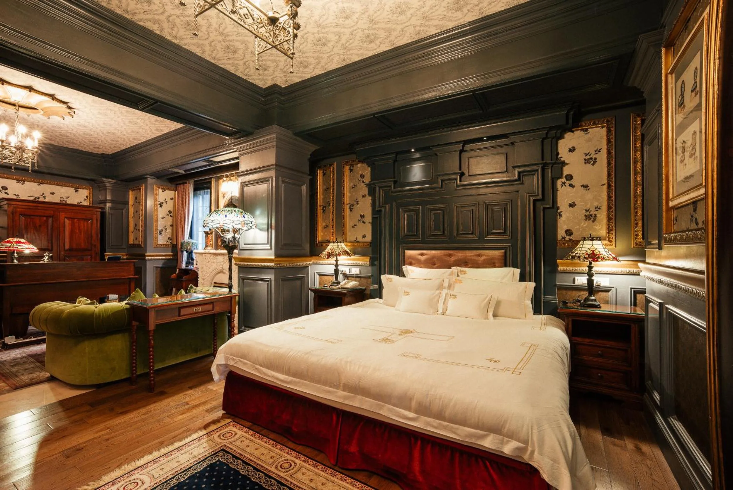 Bed in The Old England Manor