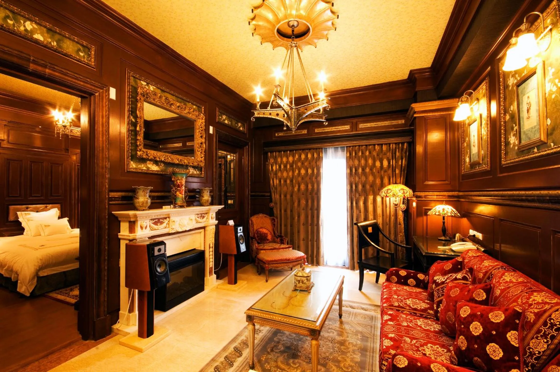 Photo of the whole room, Bed in The Old England Manor