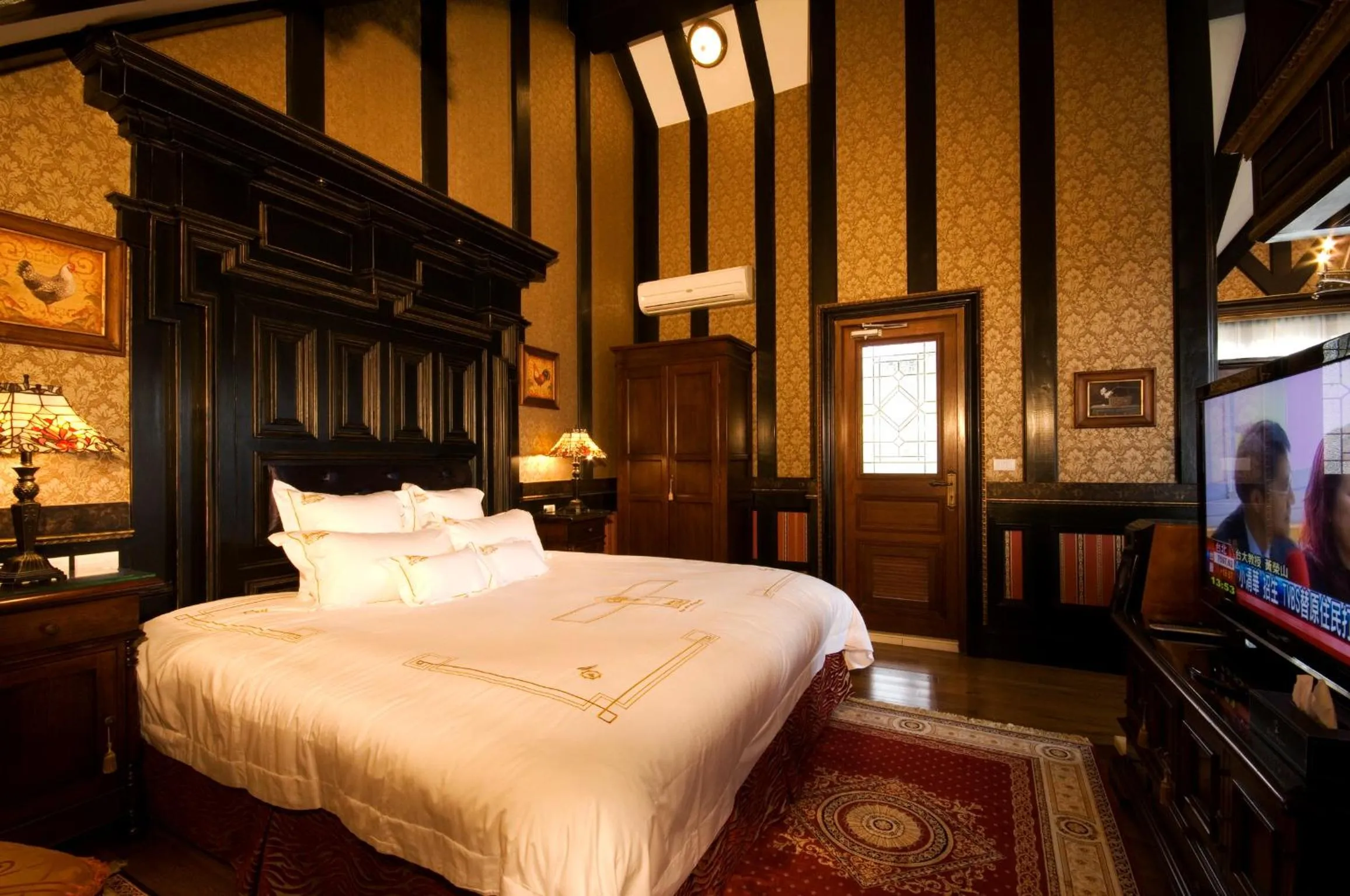 Bedroom, Bed in The Old England Manor