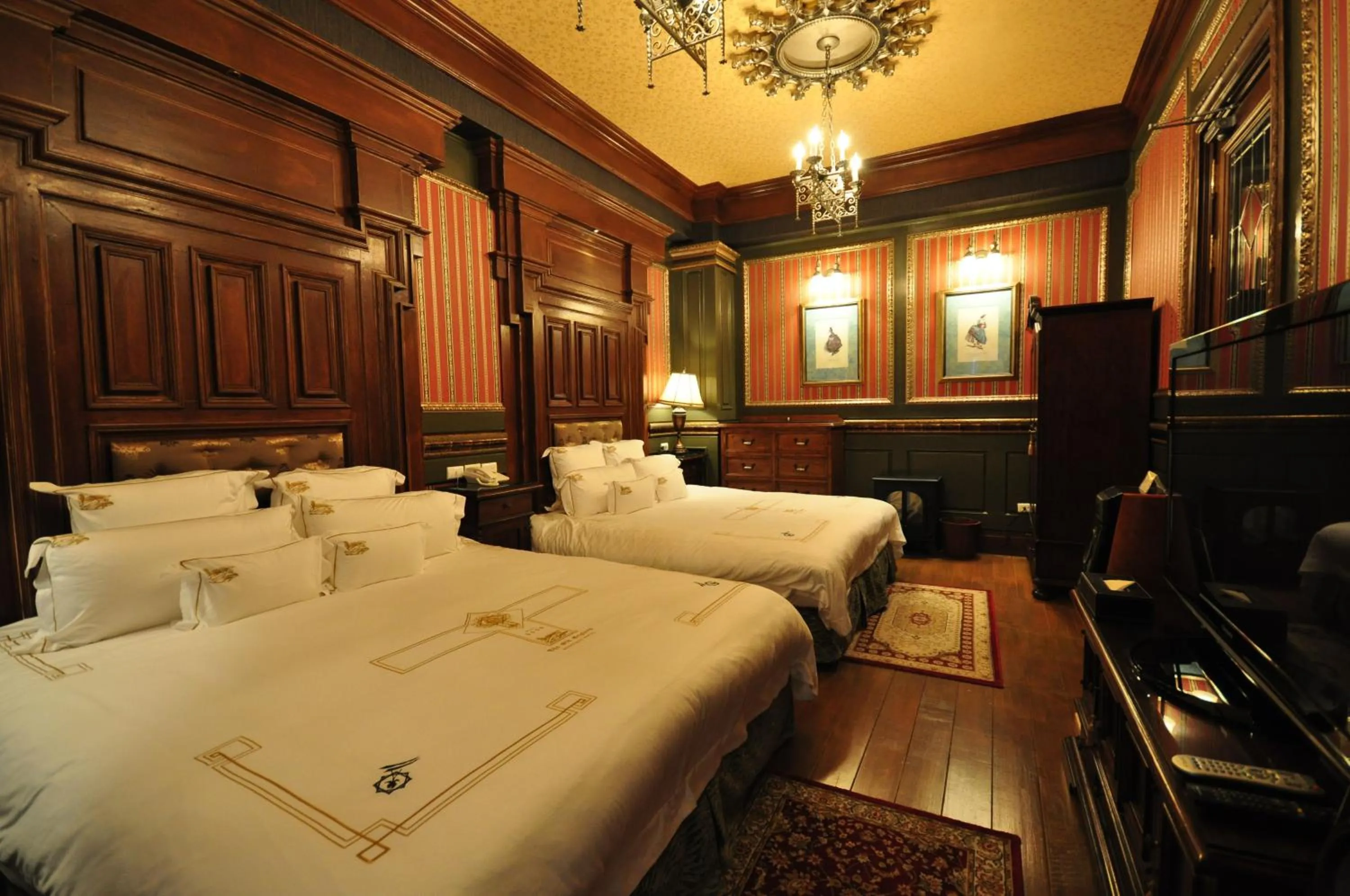 Photo of the whole room, Bed in The Old England Manor