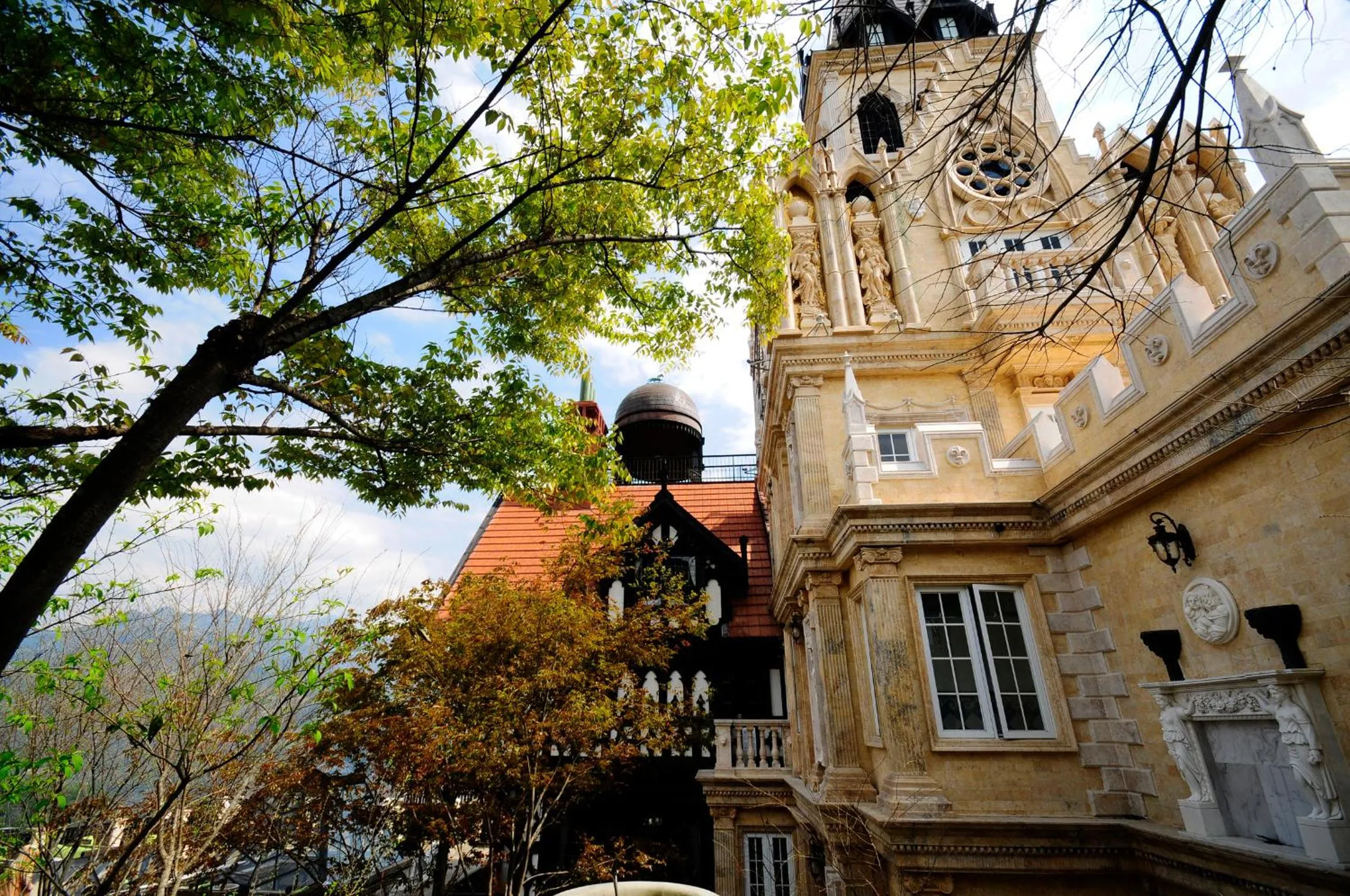 Facade/entrance in The Old England Manor