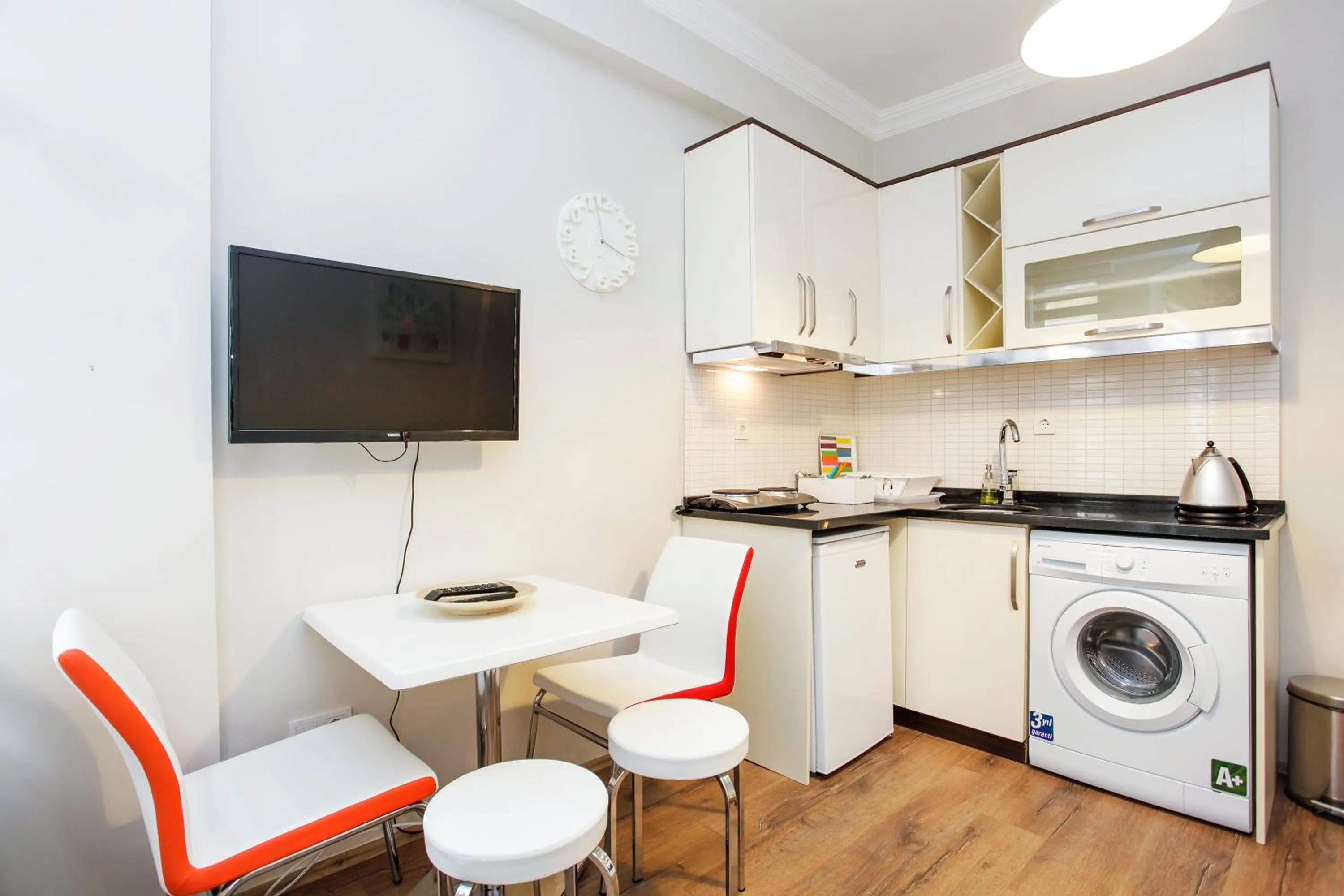 Living room, Kitchen/Kitchenette in Detay Suites Taksim