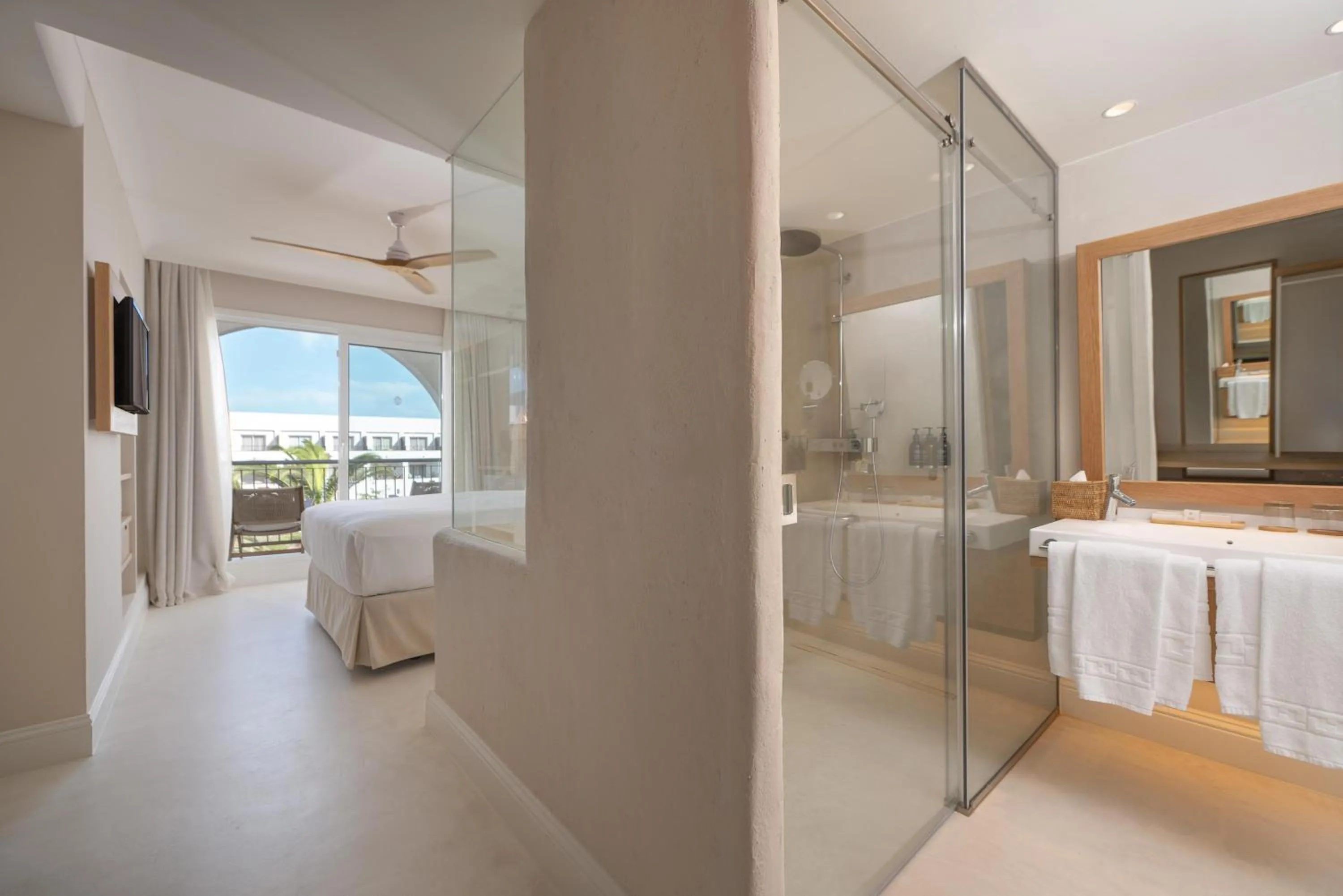 Bathroom, Bed in DAIA Slow Beach Hotel Conil - Adults Only Recommended