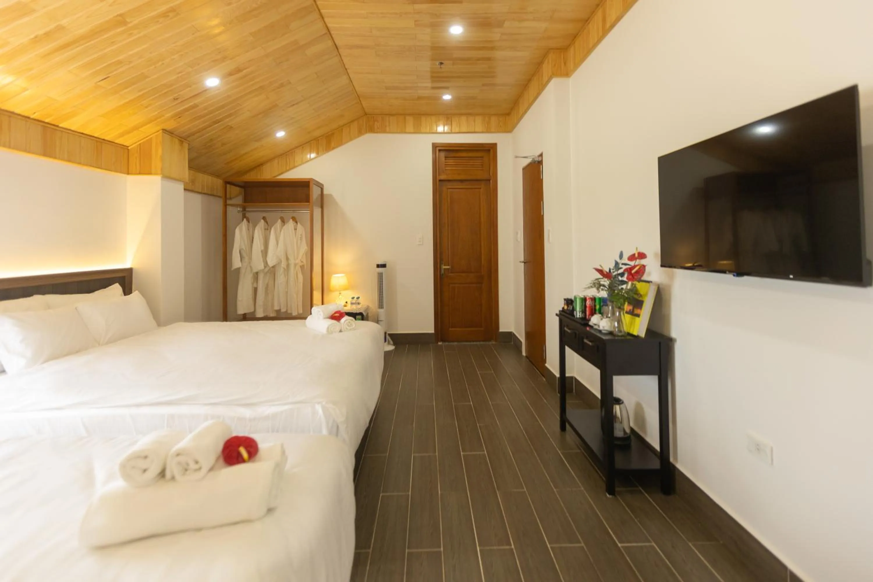 Communal lounge/ TV room in OLAGI HOTEL