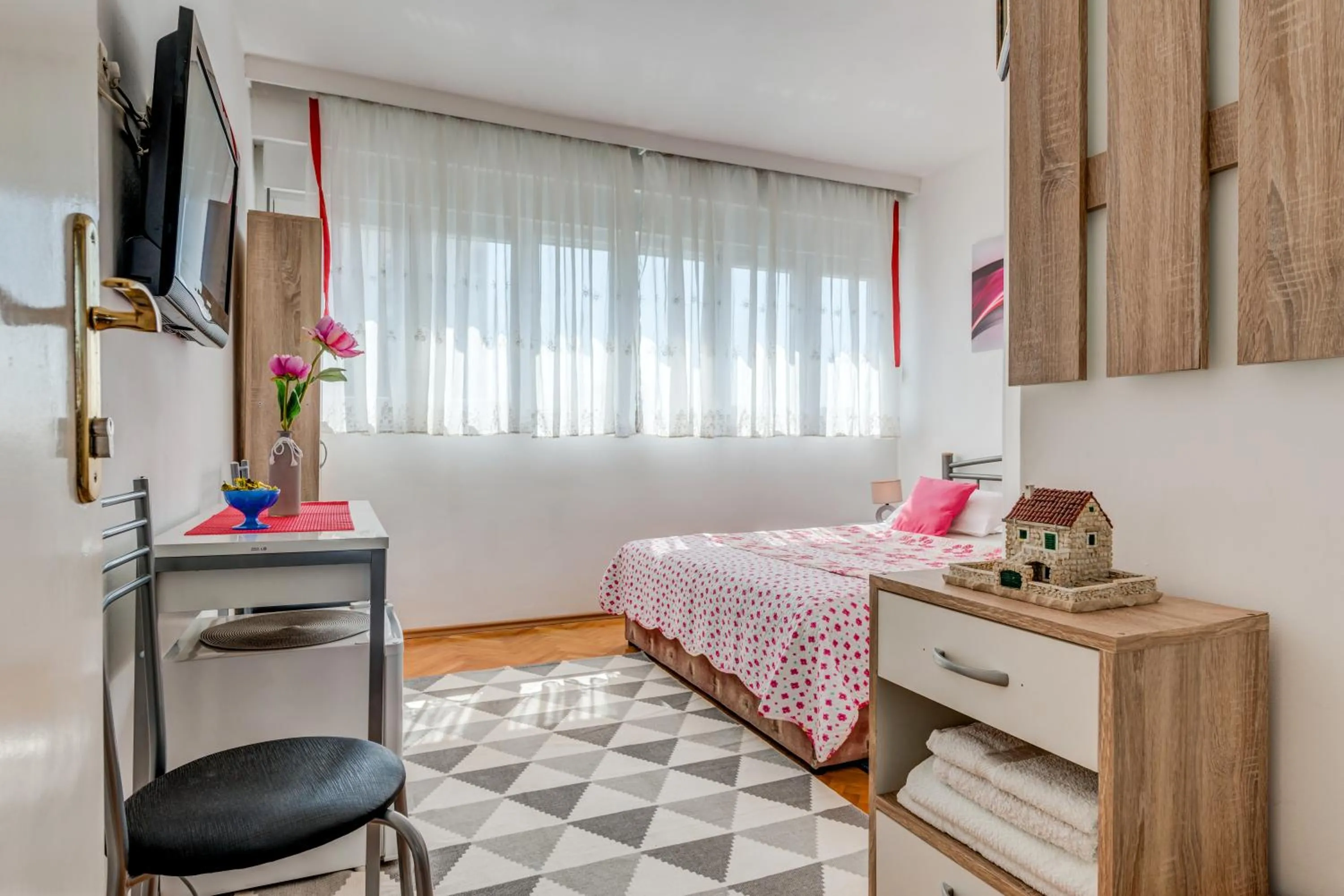 Seating area, Bed in Rooms Alijev