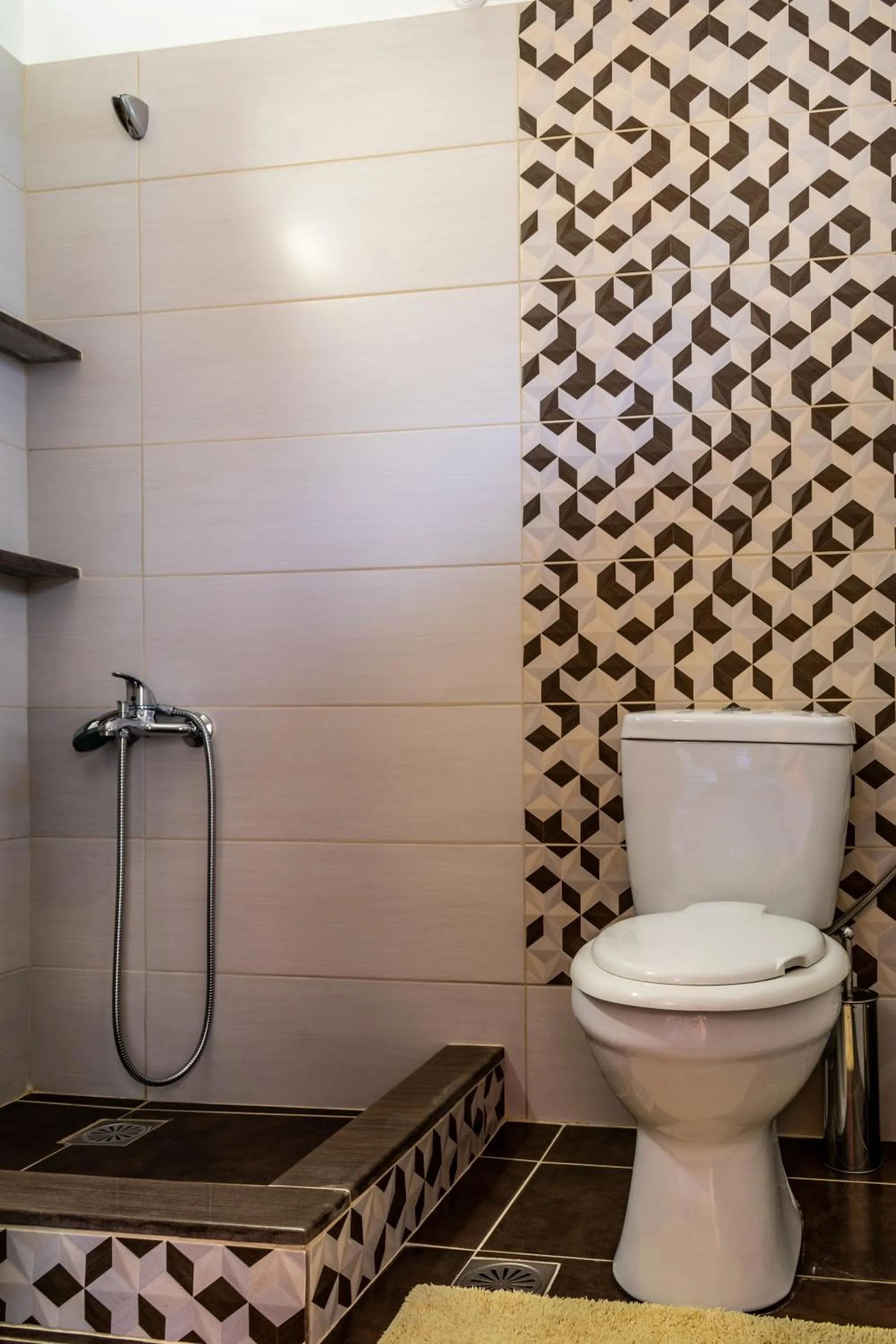 Apartment with Balcony in Anesi Rooms To Rent
