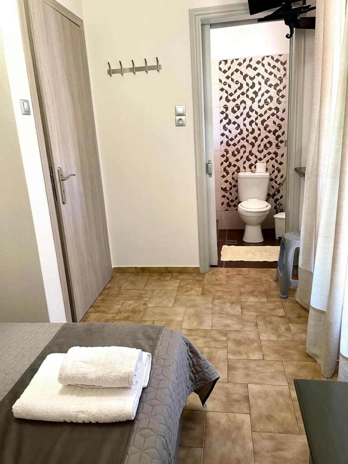 Apartment with Balcony in Anesi Rooms To Rent