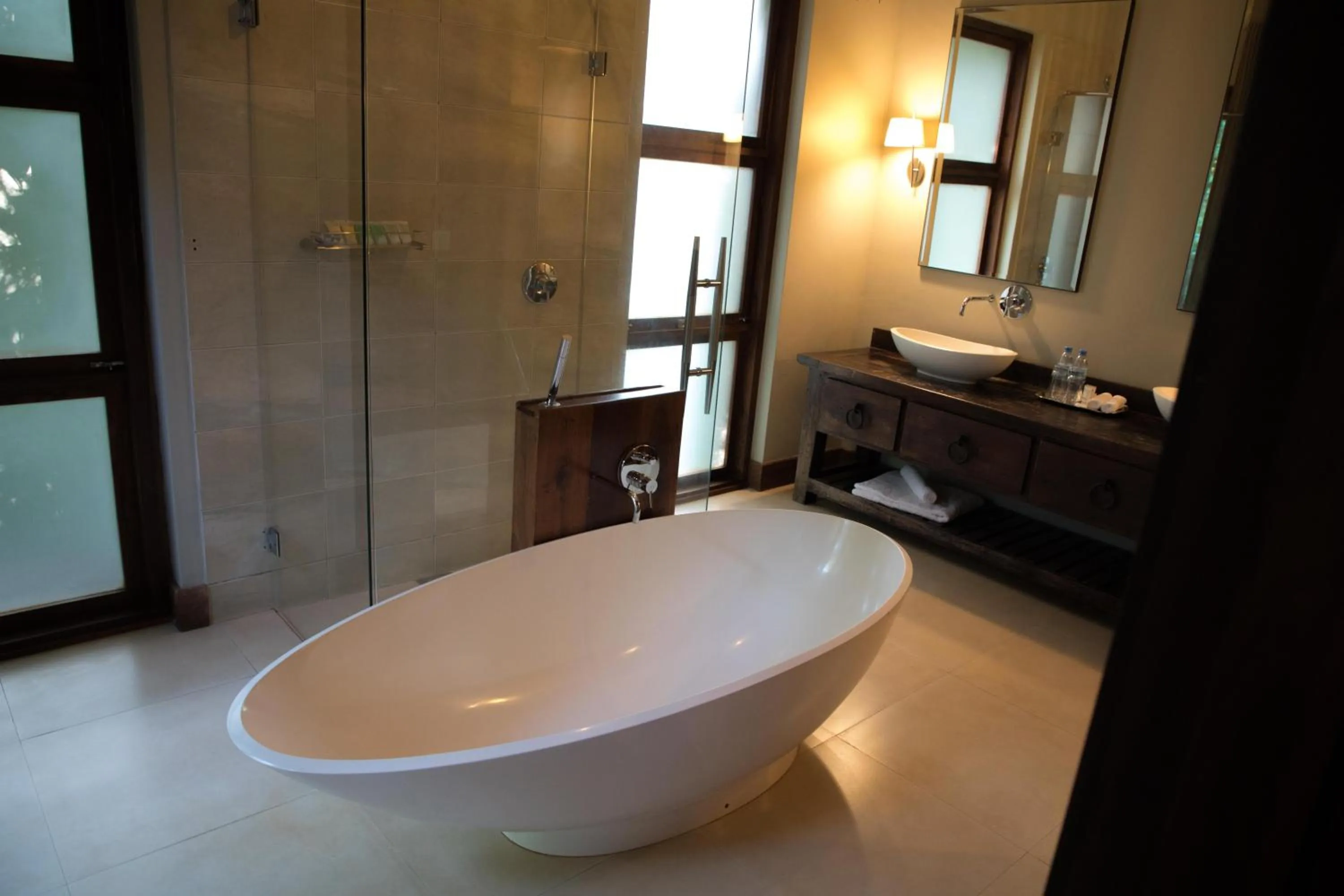 Toilet in Lake Duluti Lodge