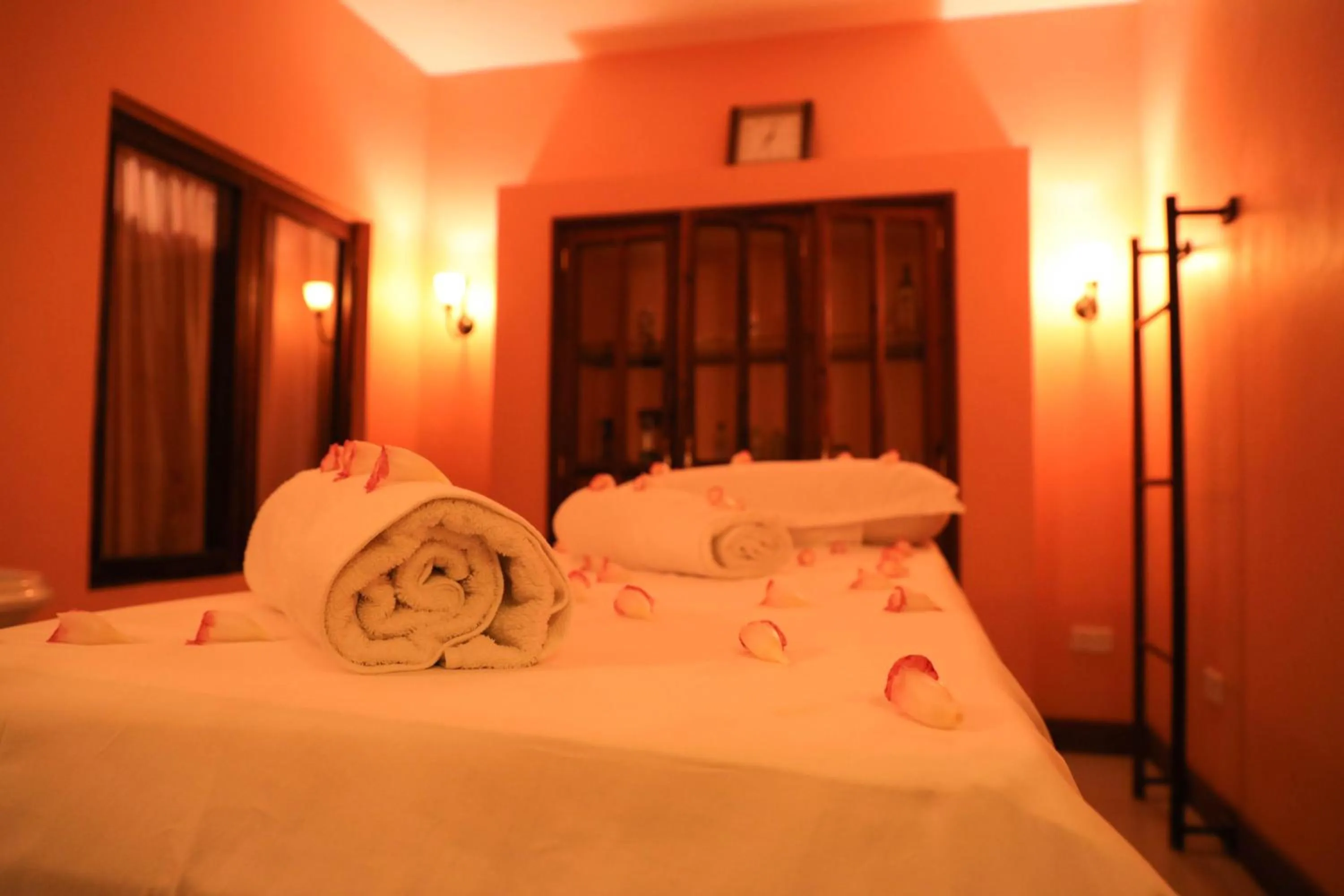 Spa and wellness centre/facilities, Bed in Lake Duluti Lodge