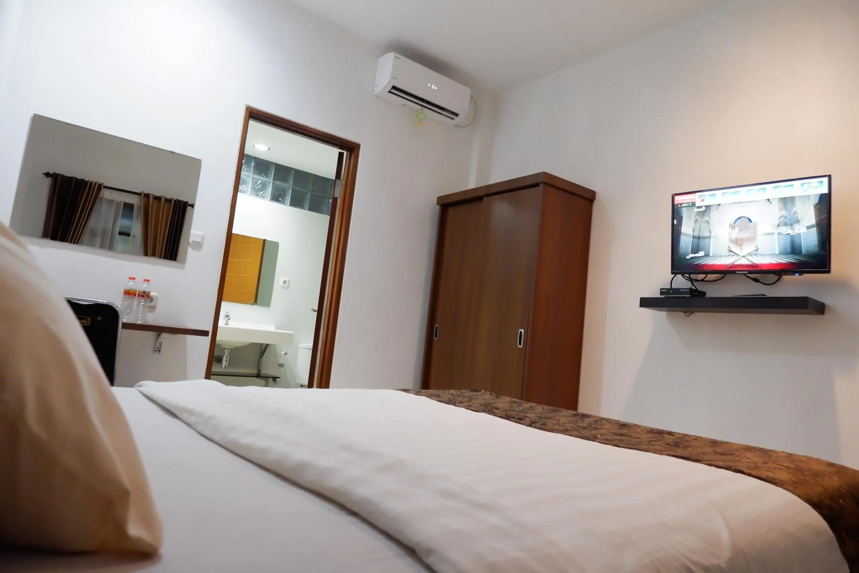 Bedroom, Bed in Hotel Netral Jombang