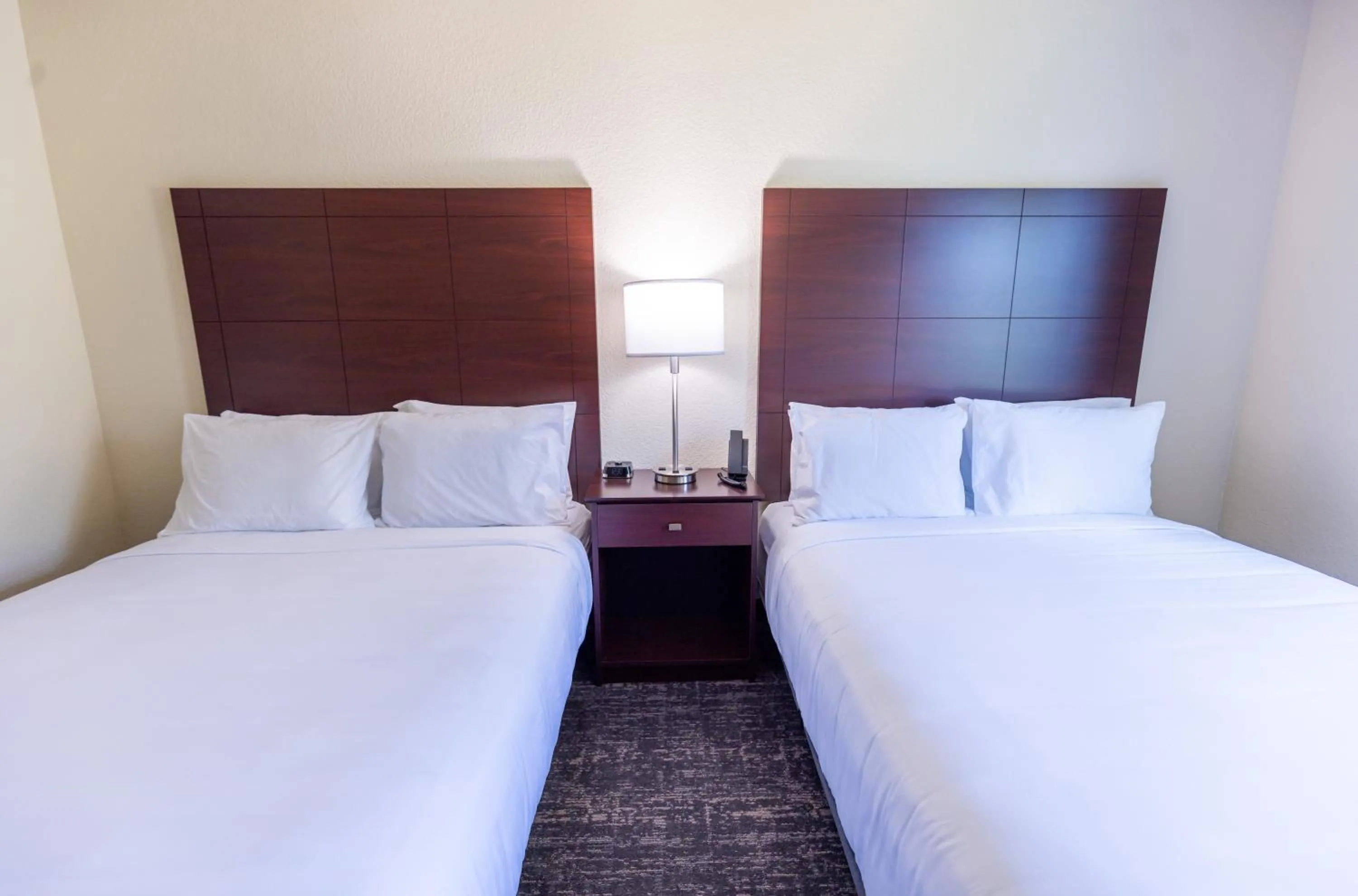 Bed in Cobblestone Inn & Suites - Winters