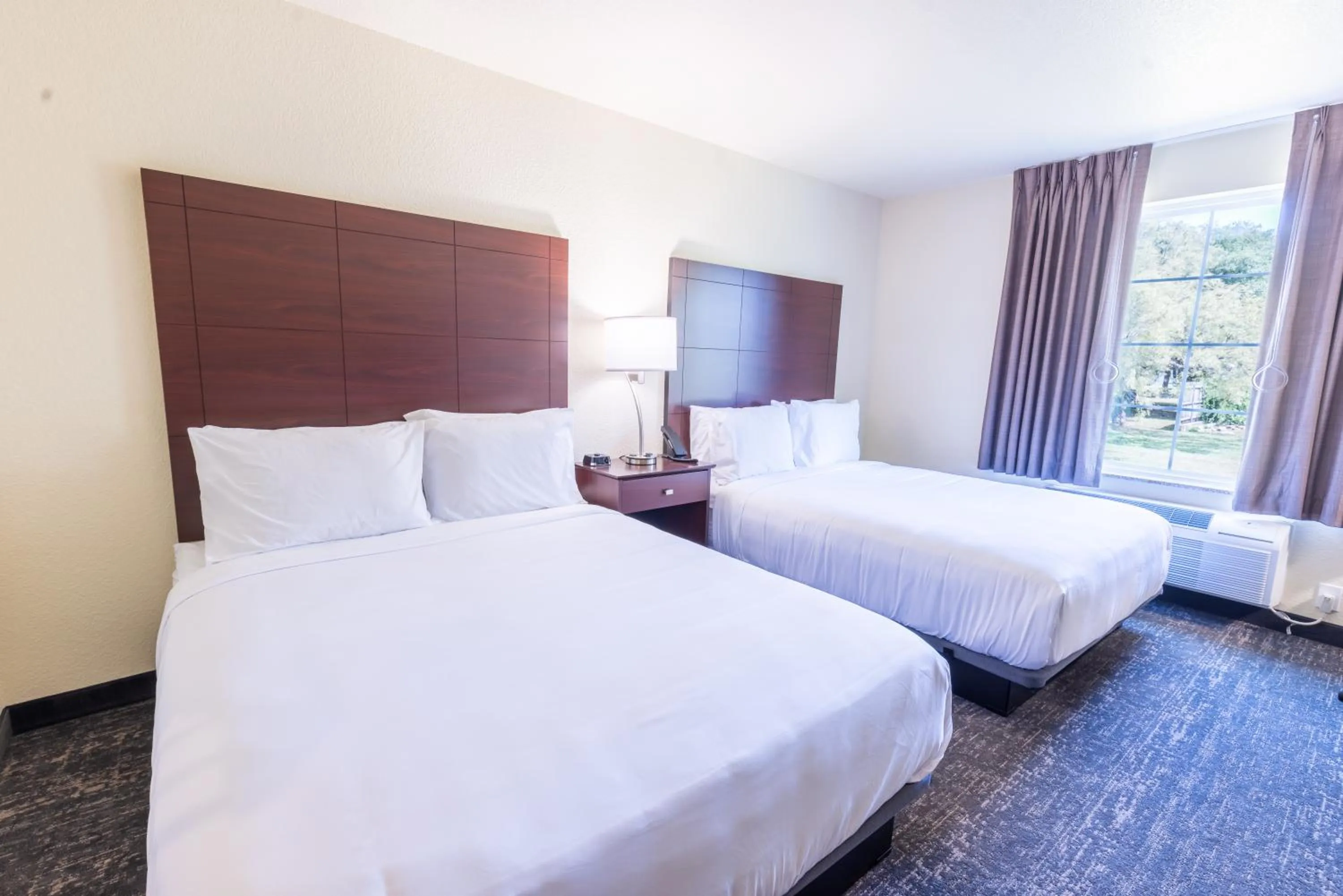 Bed in Cobblestone Inn & Suites - Winters