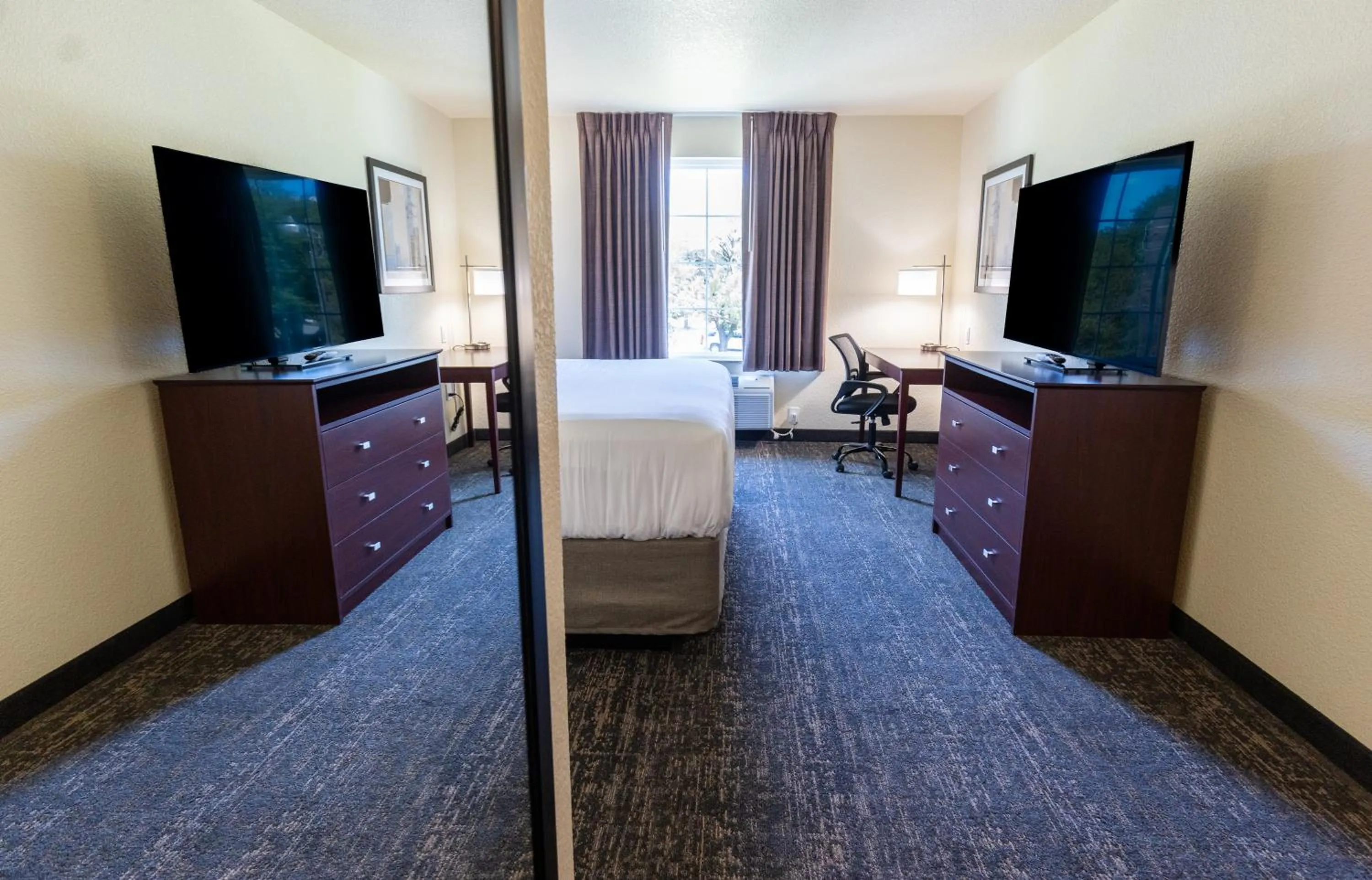 Bed in Cobblestone Inn & Suites - Winters