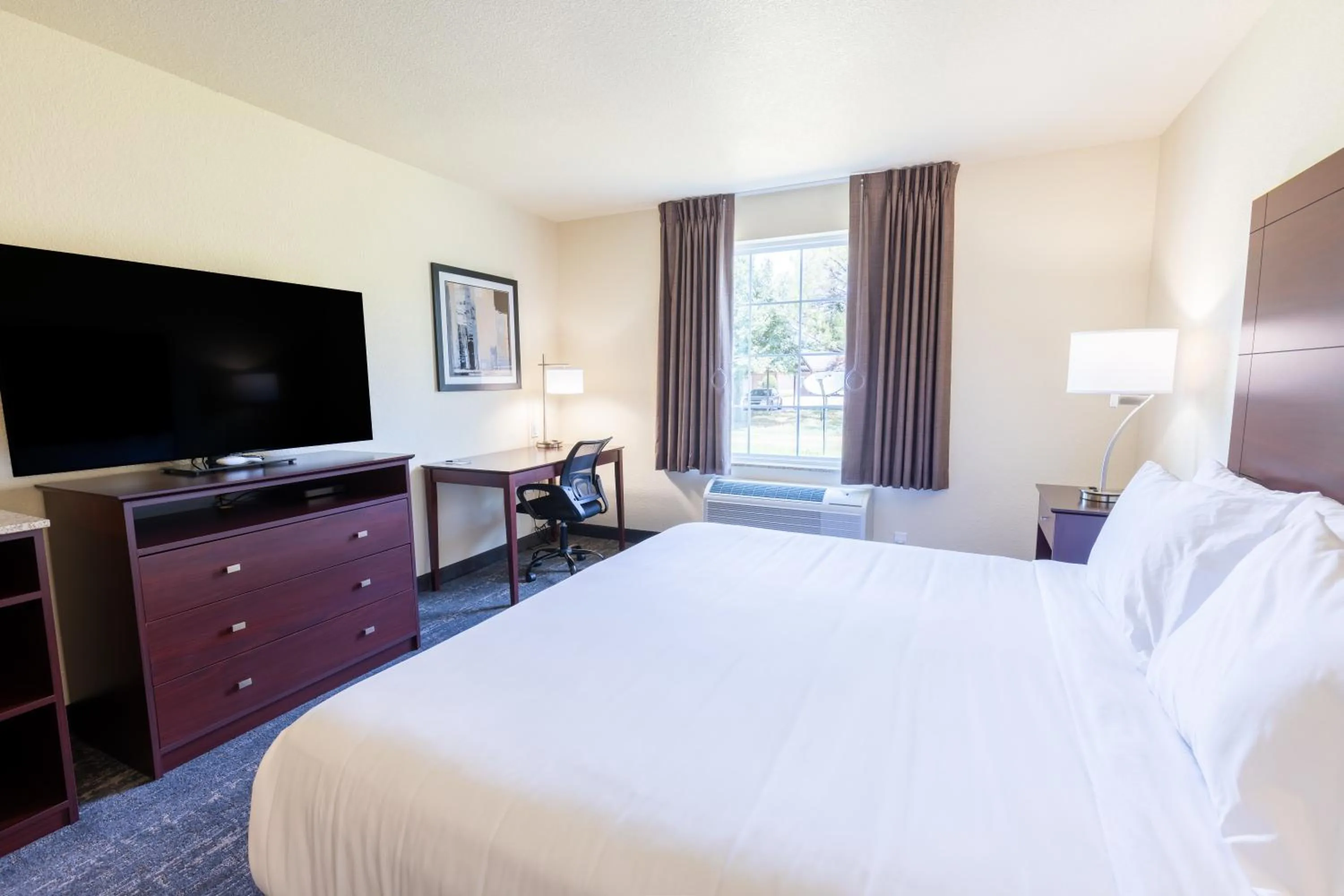 Bed in Cobblestone Inn & Suites - Winters