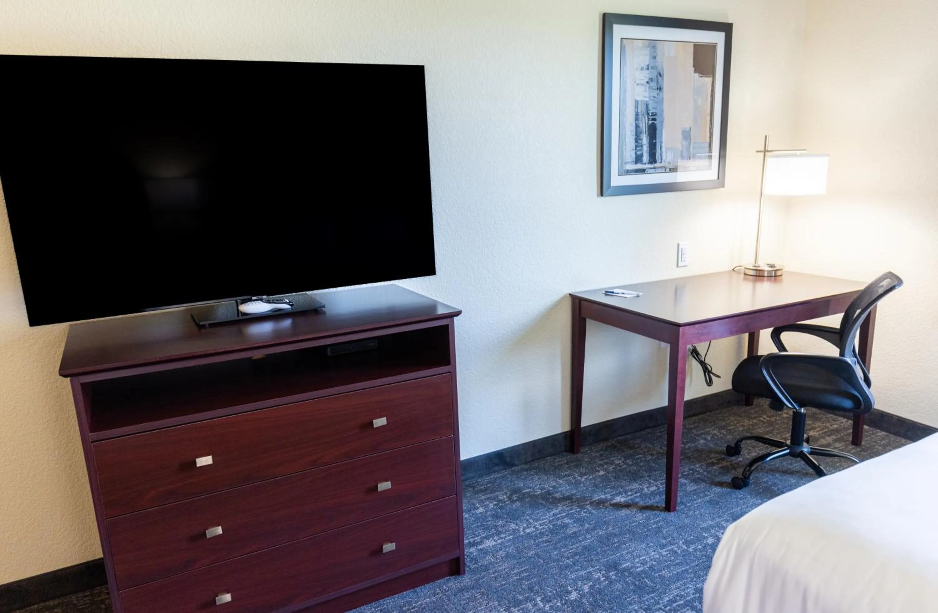 Bed in Cobblestone Inn & Suites - Winters