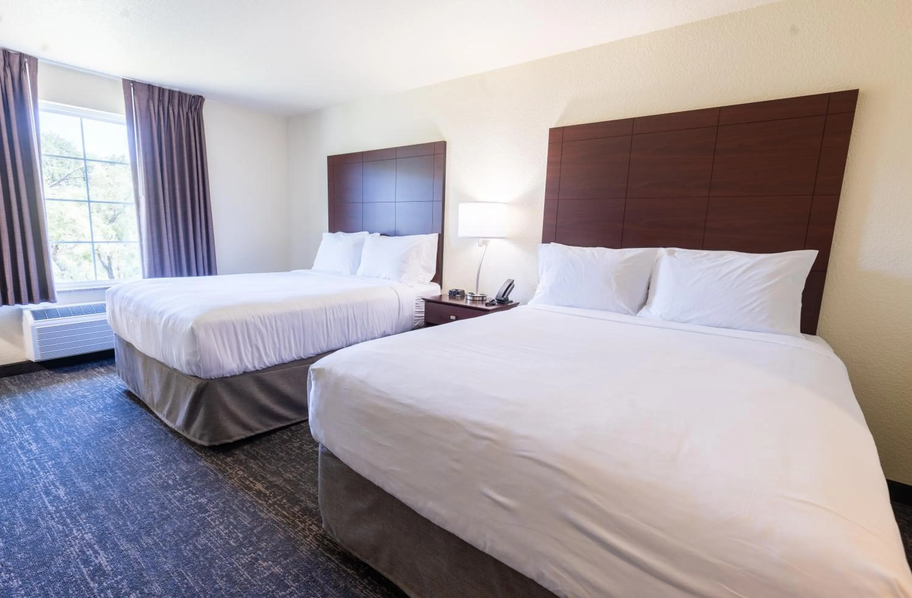 Bed in Cobblestone Inn & Suites - Winters