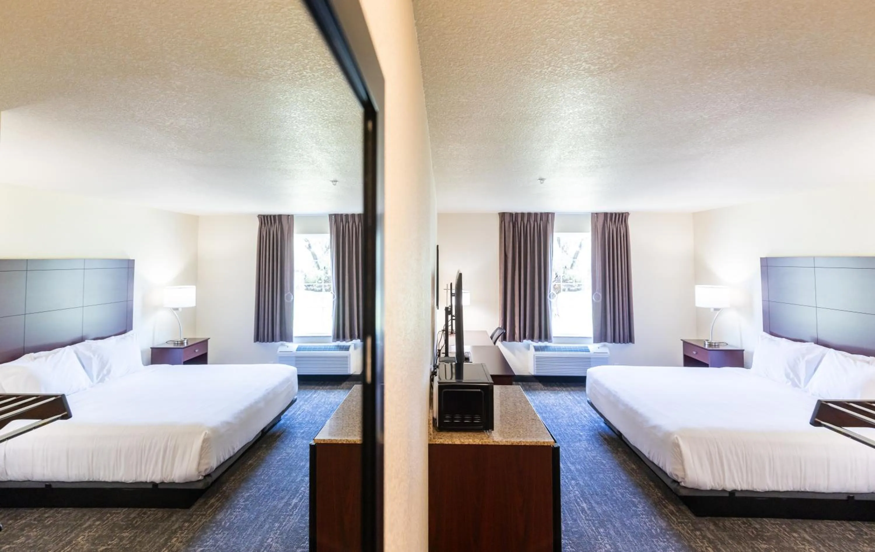 Bed in Cobblestone Inn & Suites - Winters