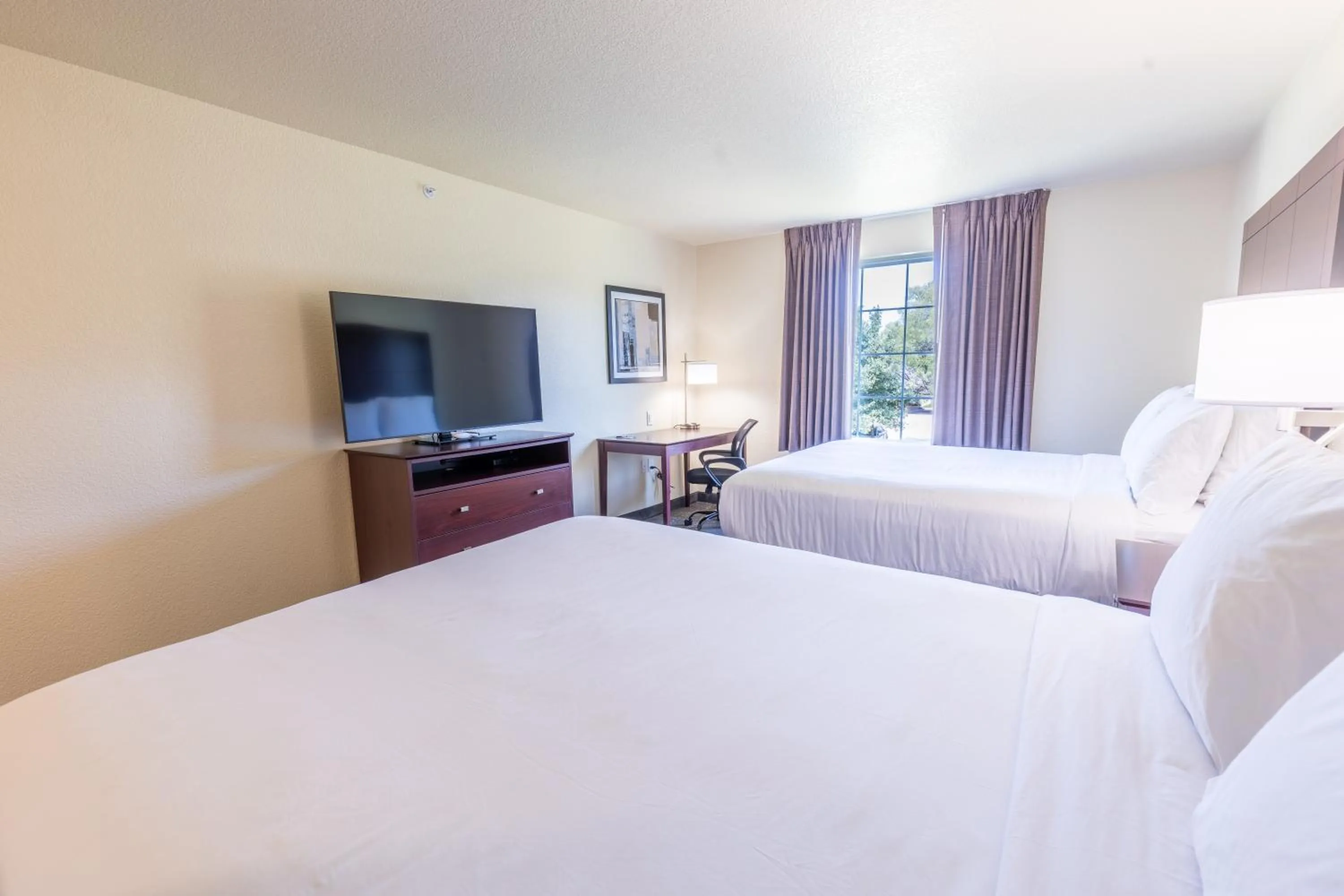 Bed in Cobblestone Inn & Suites - Winters