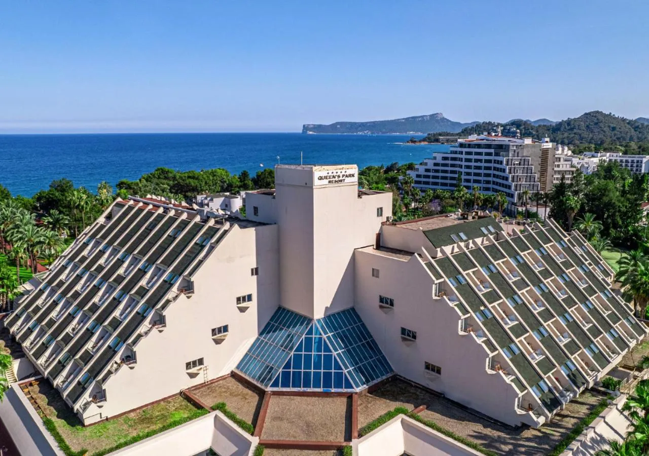 Property building in Queen's Park Resort Göynük