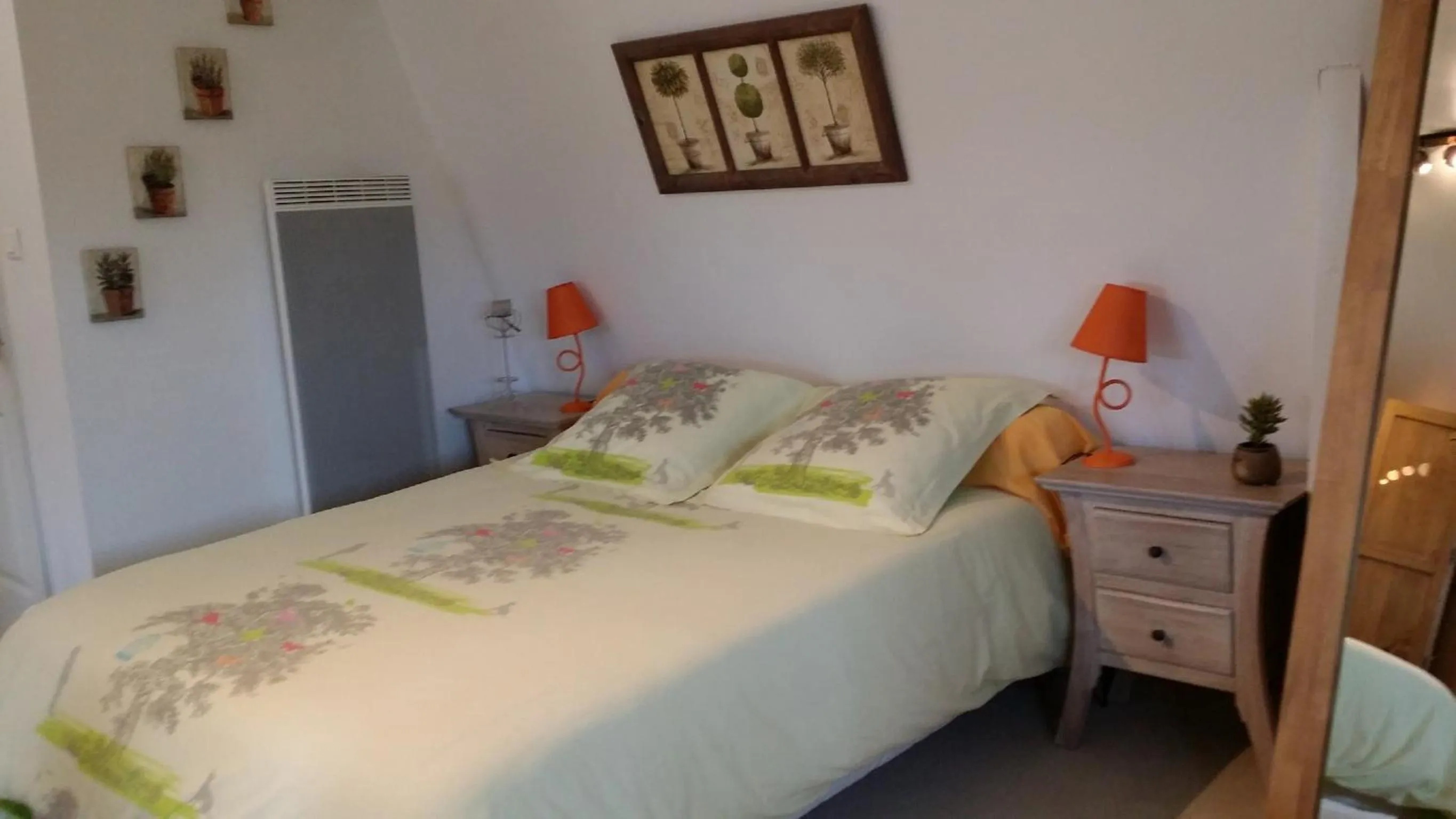 Decorative detail, Bed in l'Améthyste