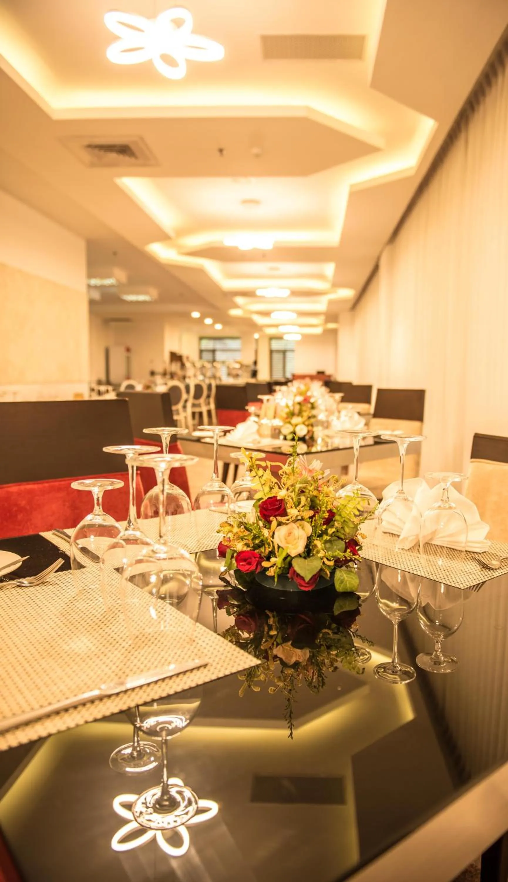 Restaurant/places to eat in Rose Garden Hotel