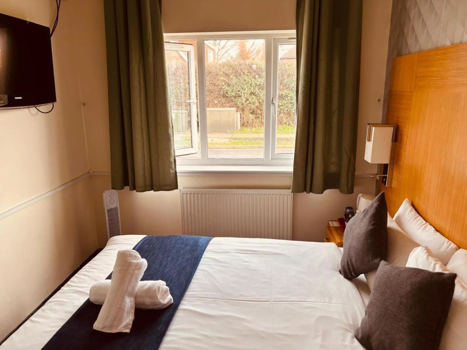 Bed in Acorn Lodge Hotel Gatwick & Parking