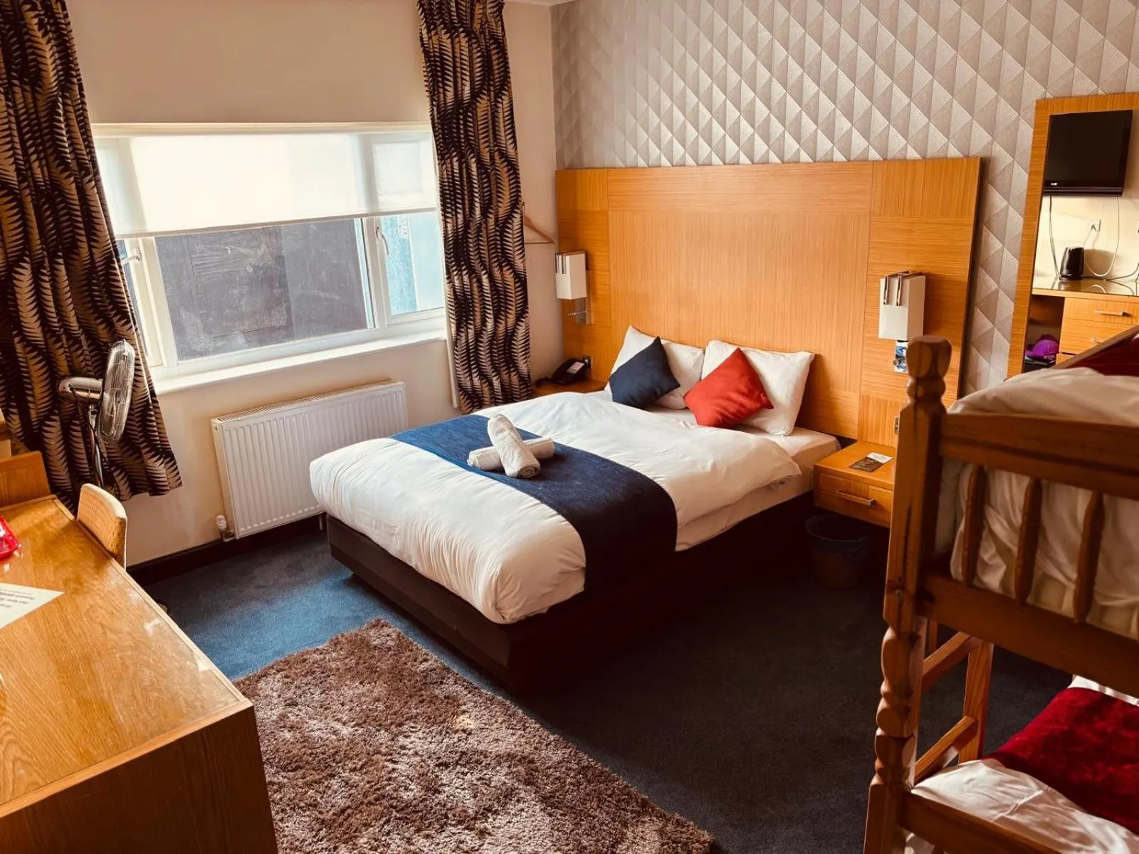 Bed in Acorn Lodge Hotel Gatwick & Parking