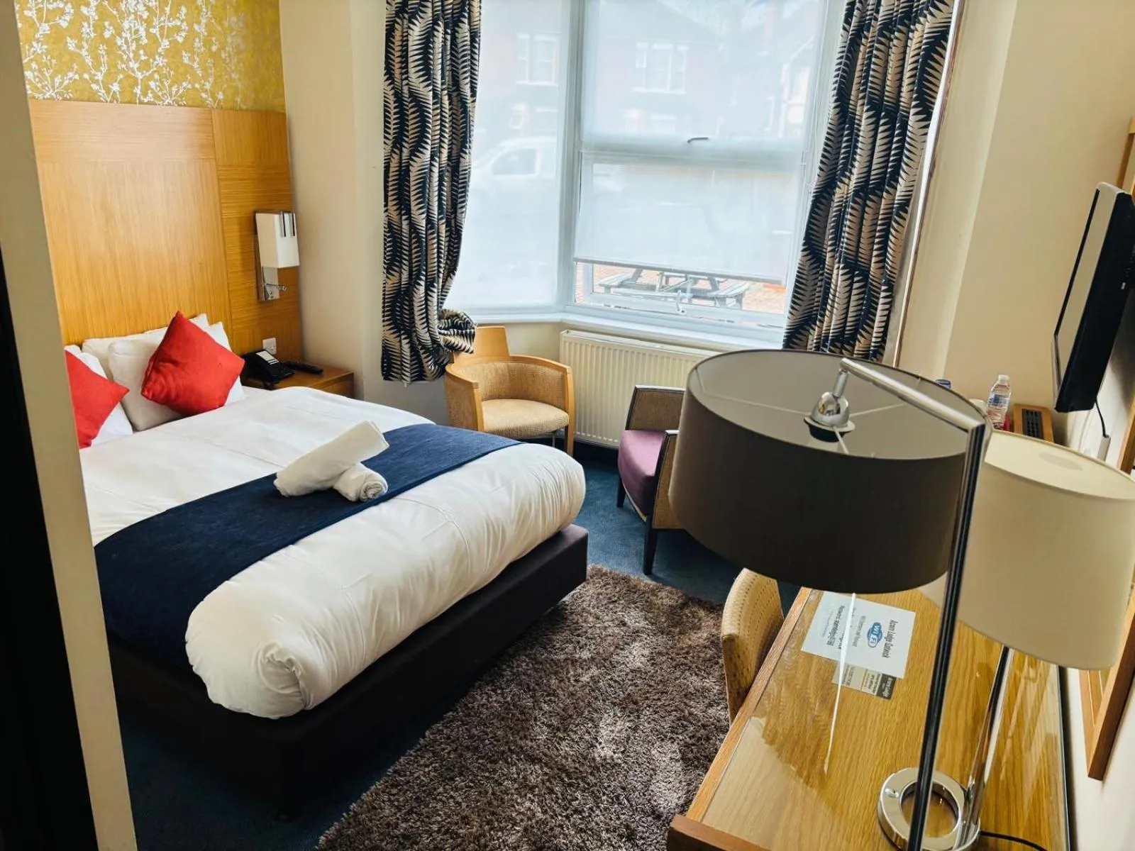 Bed in Acorn Lodge Hotel Gatwick & Parking