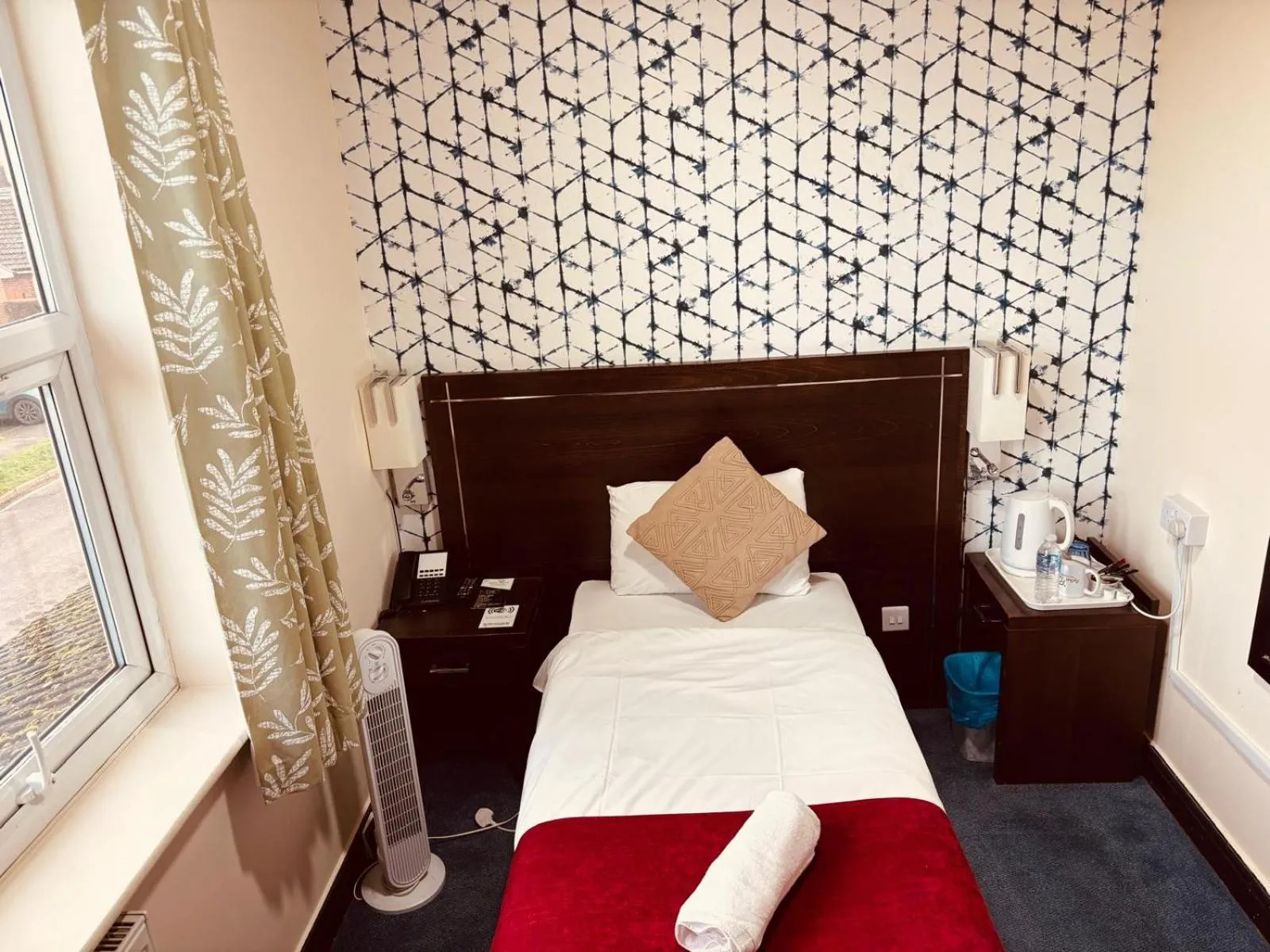 Bed in Acorn Lodge Hotel Gatwick & Parking