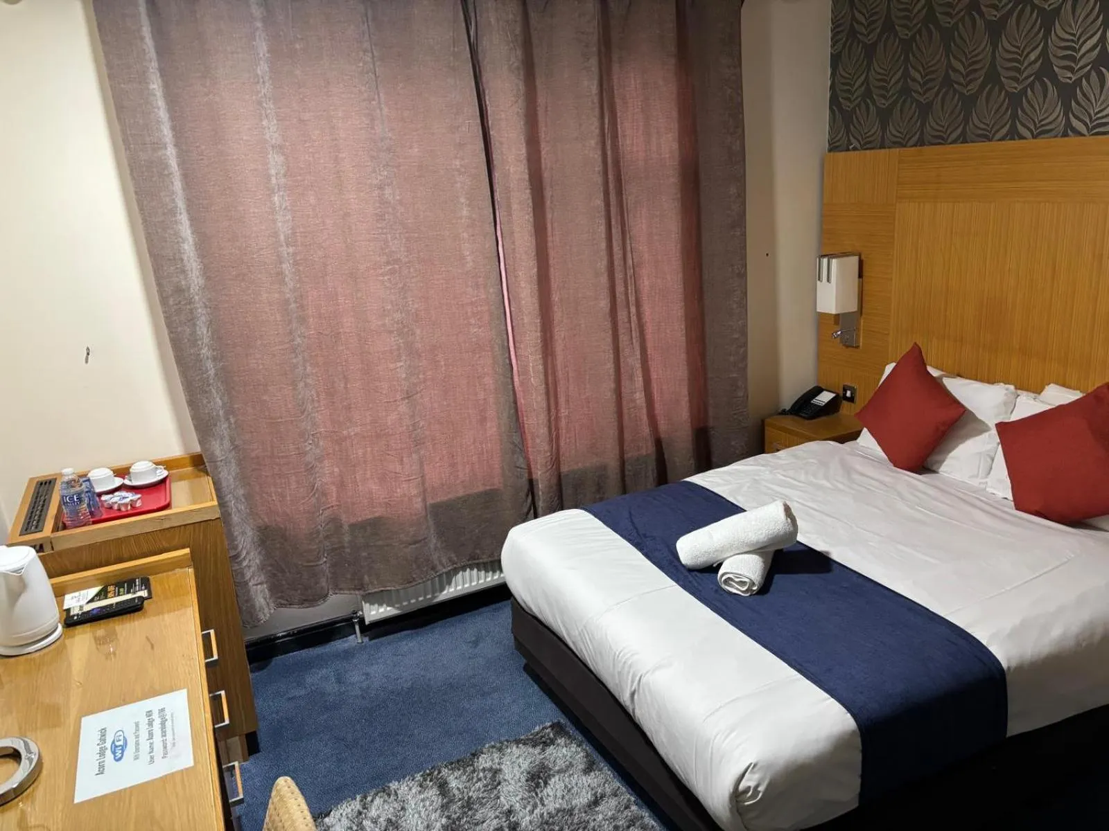 Bed in Acorn Lodge Hotel Gatwick & Parking