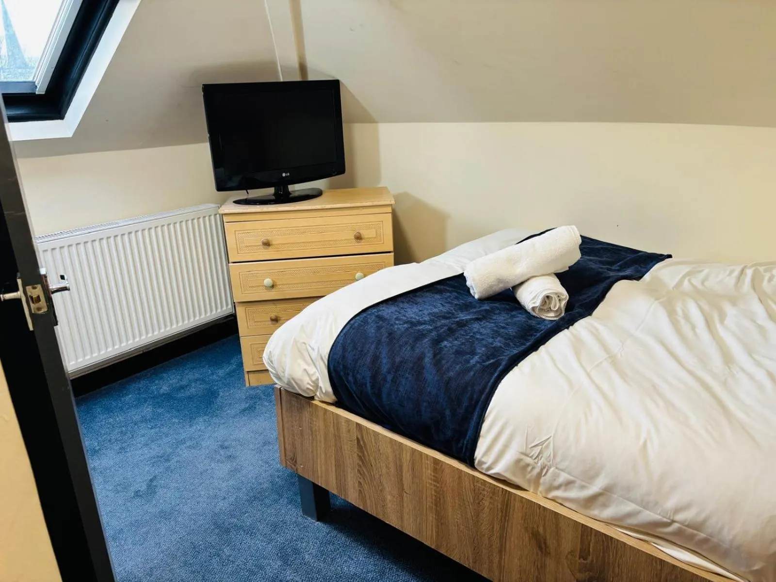 Bed in Acorn Lodge Hotel Gatwick & Parking