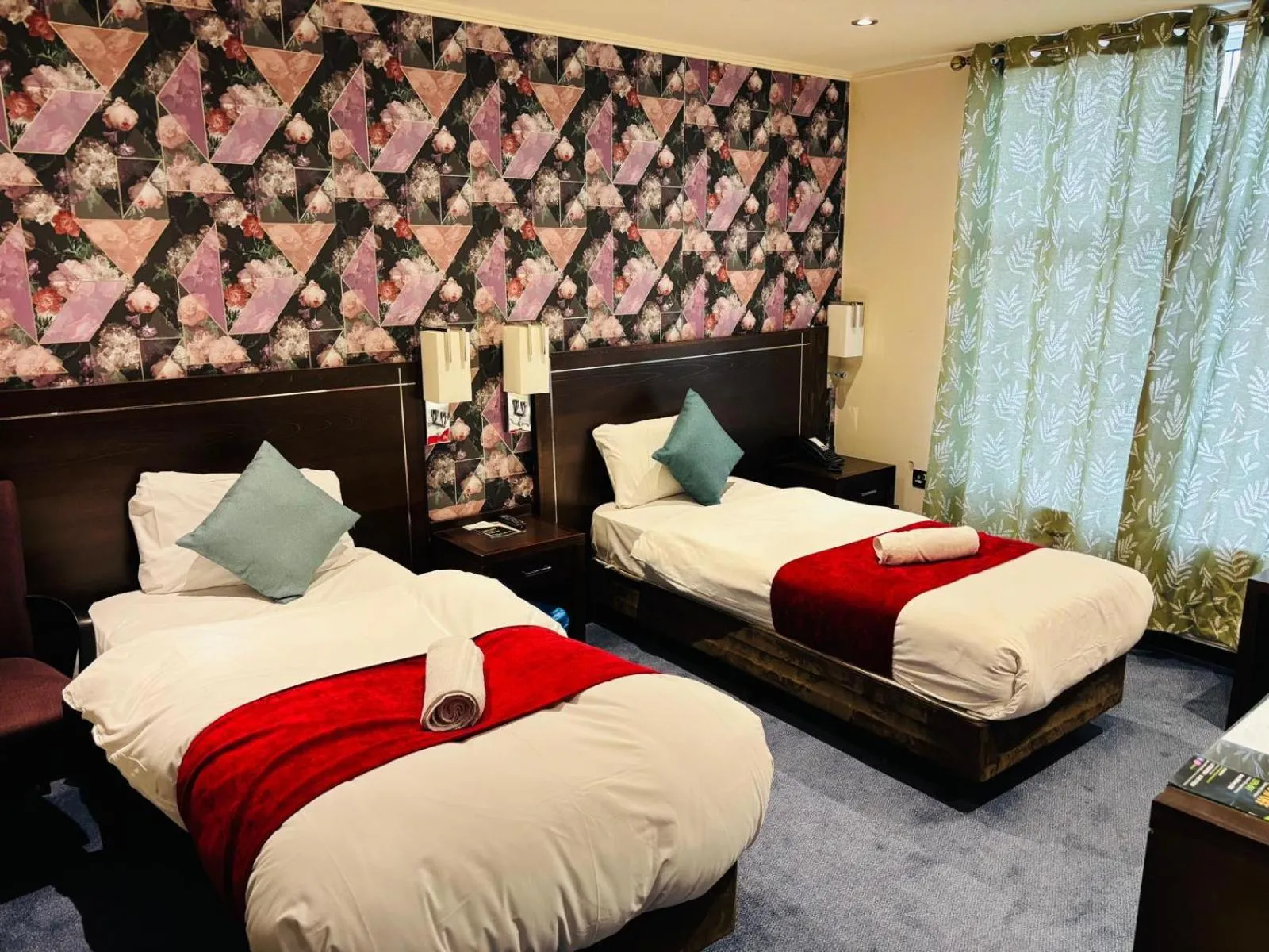 Bed in Acorn Lodge Hotel Gatwick & Parking