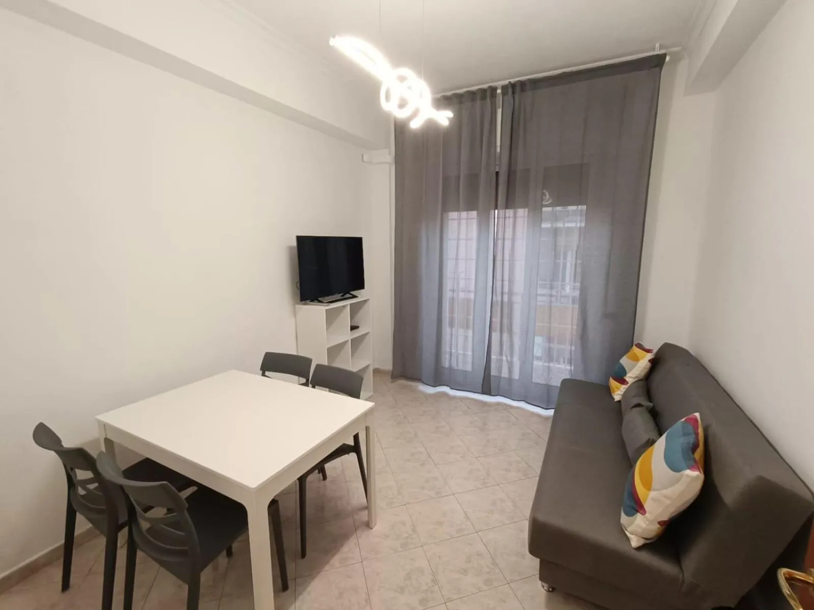 Communal lounge/ TV room in Tia Tourist Apartment Rome