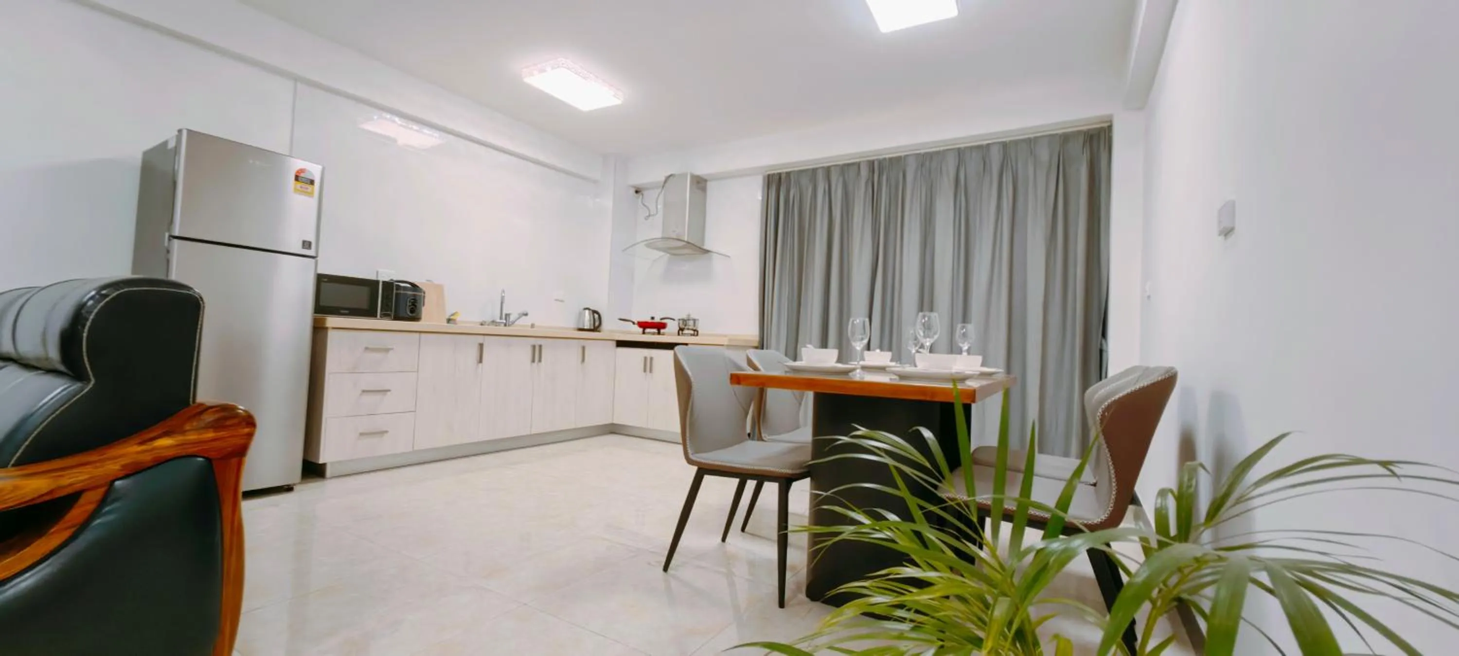 Kitchen or kitchenette in Ocean Breeze Apartment Hotel