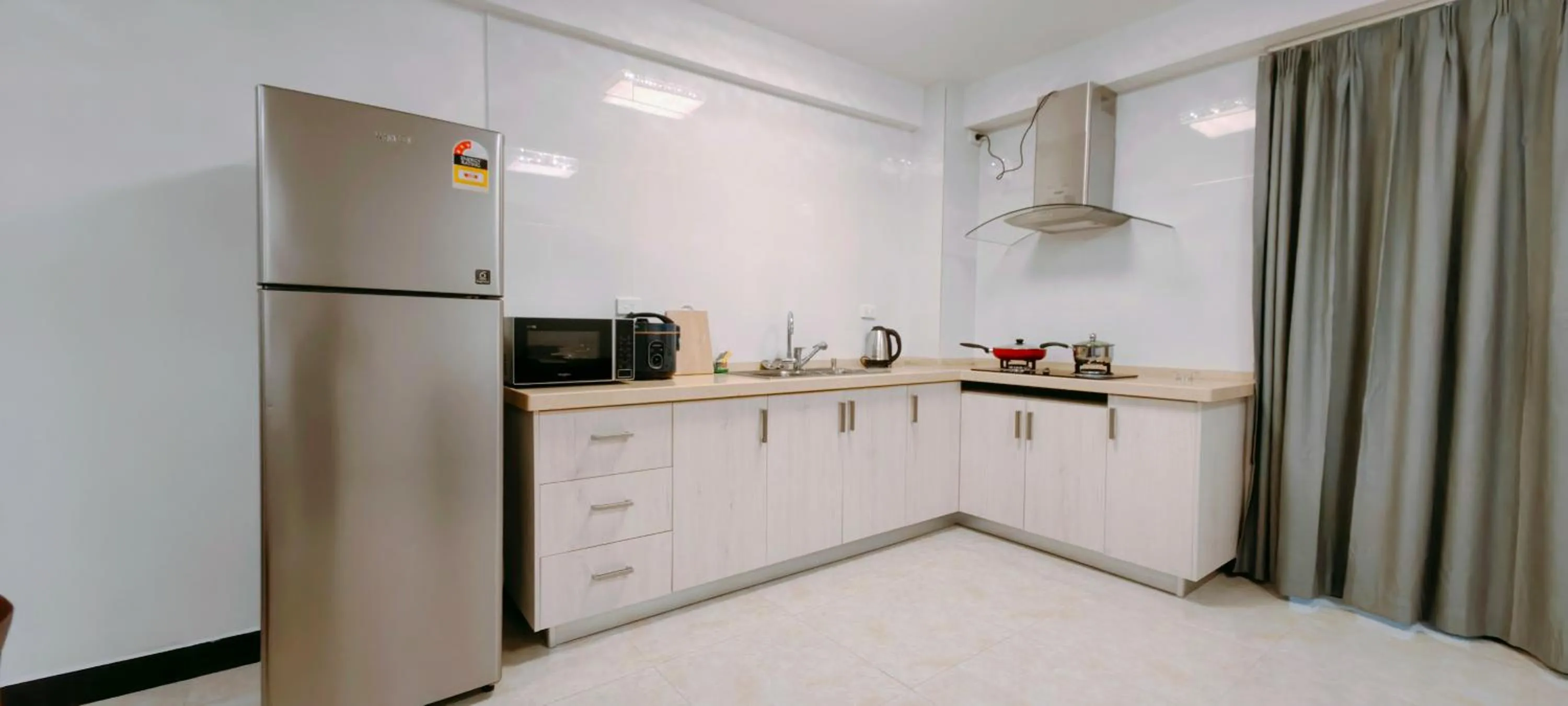 Kitchen or kitchenette in Ocean Breeze Apartment Hotel